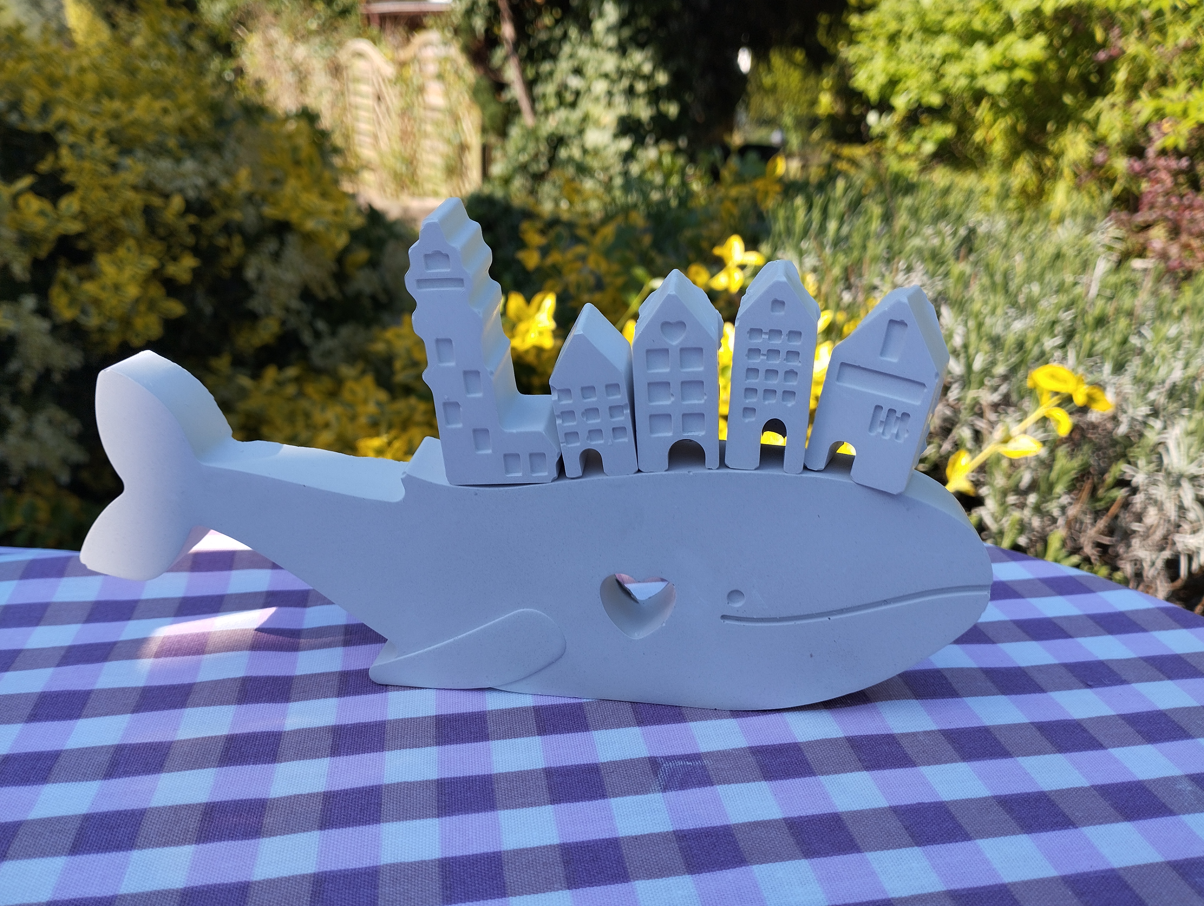 Dekorative weiße Figur Wal mit Häusern