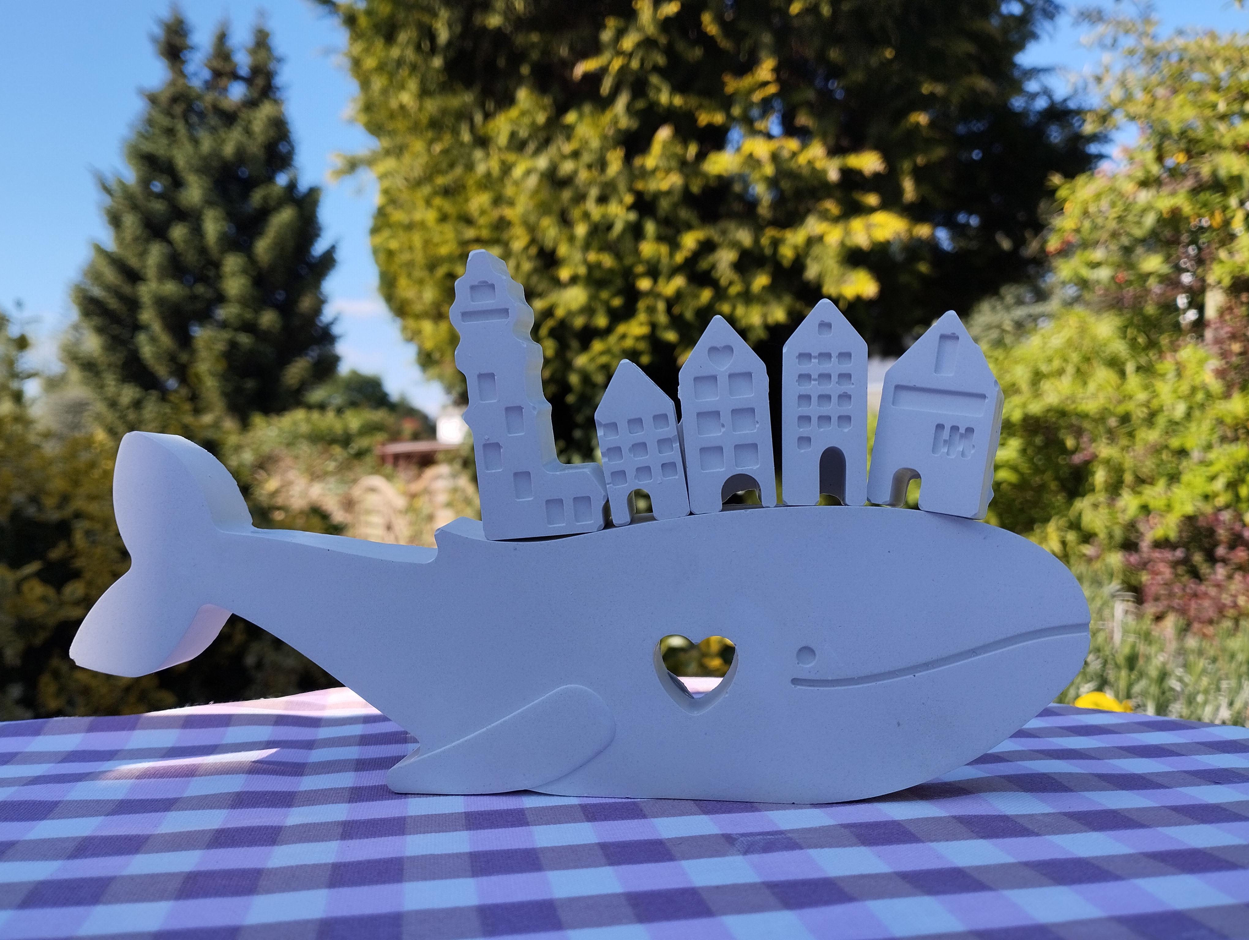 Dekorative weiße Figur Wal mit Häusern