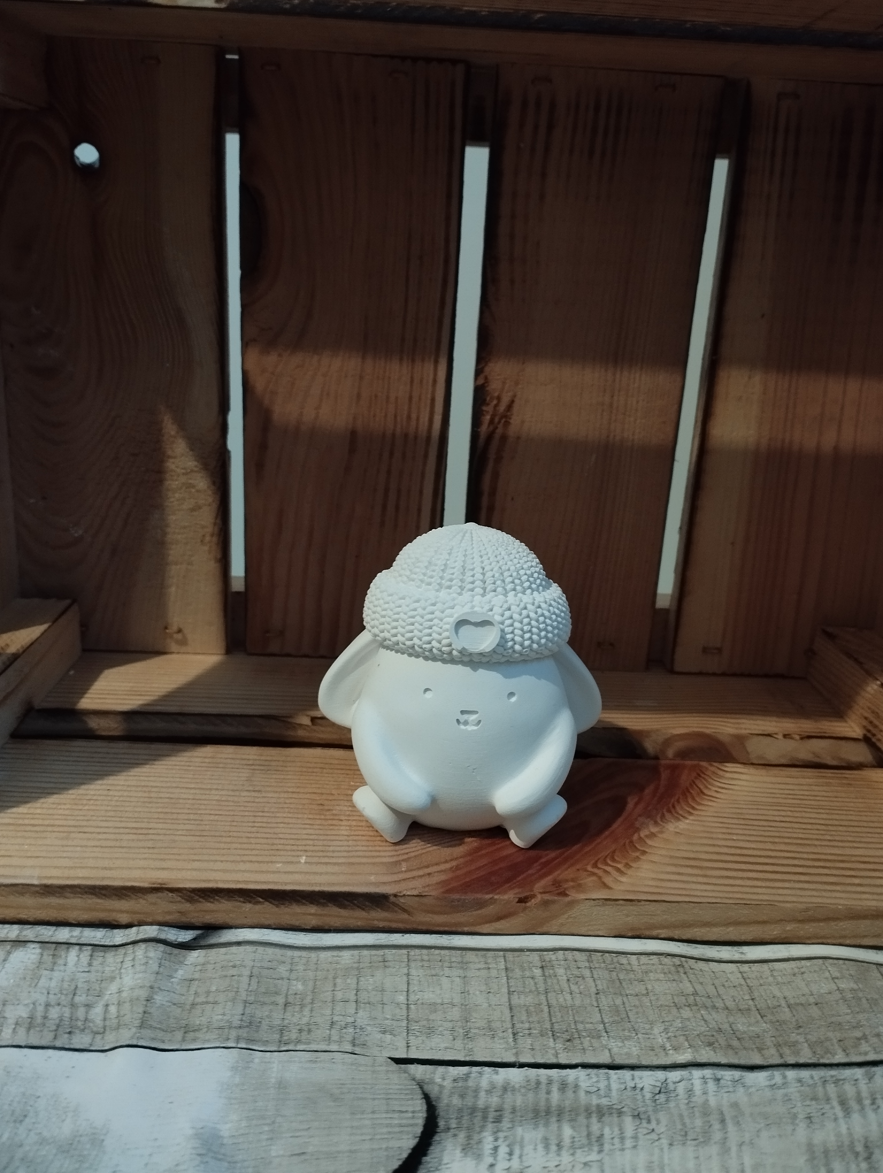 Keramikfigur Hase mit Strickmütze