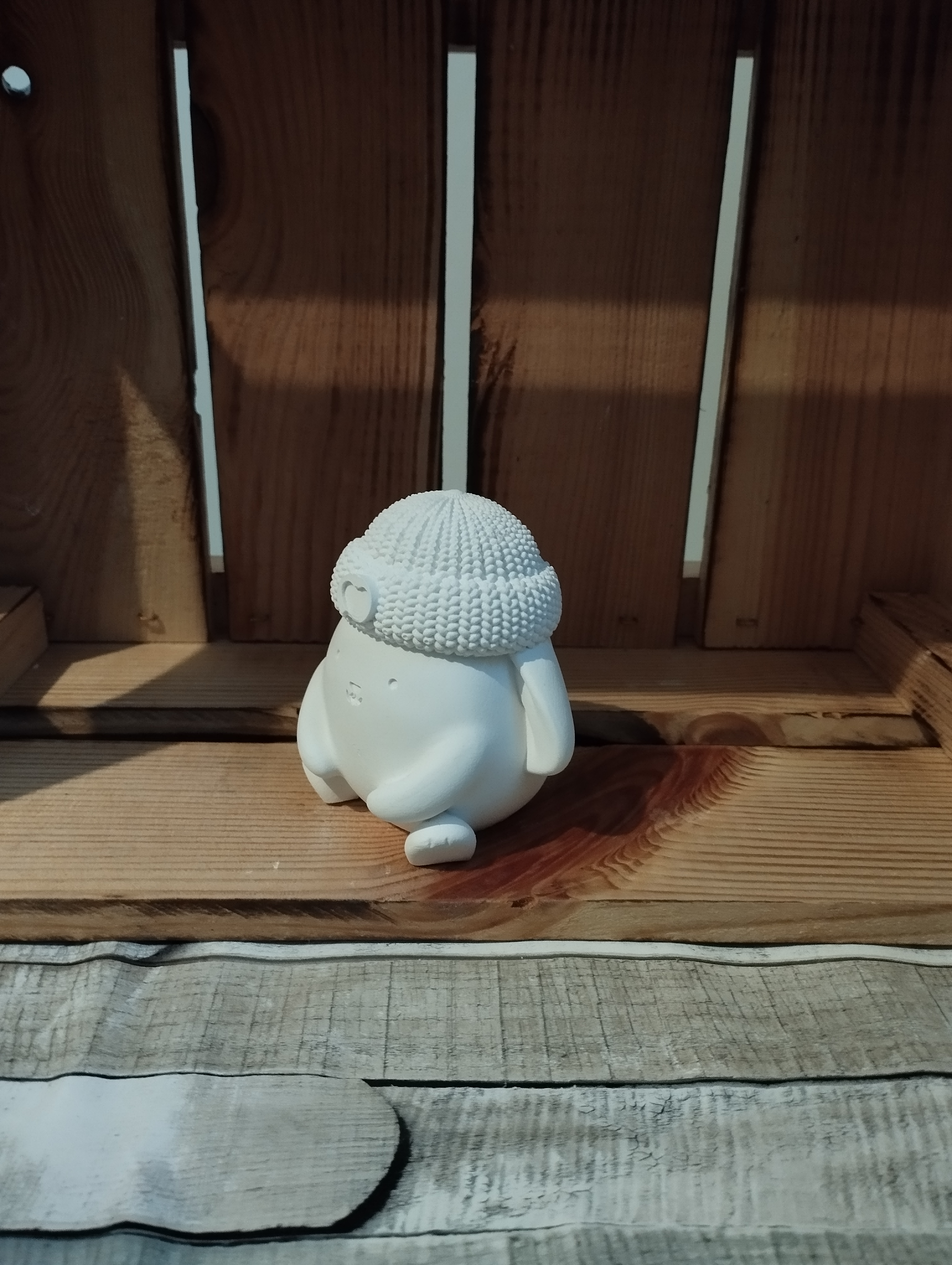 Keramikfigur Hase mit Strickmütze