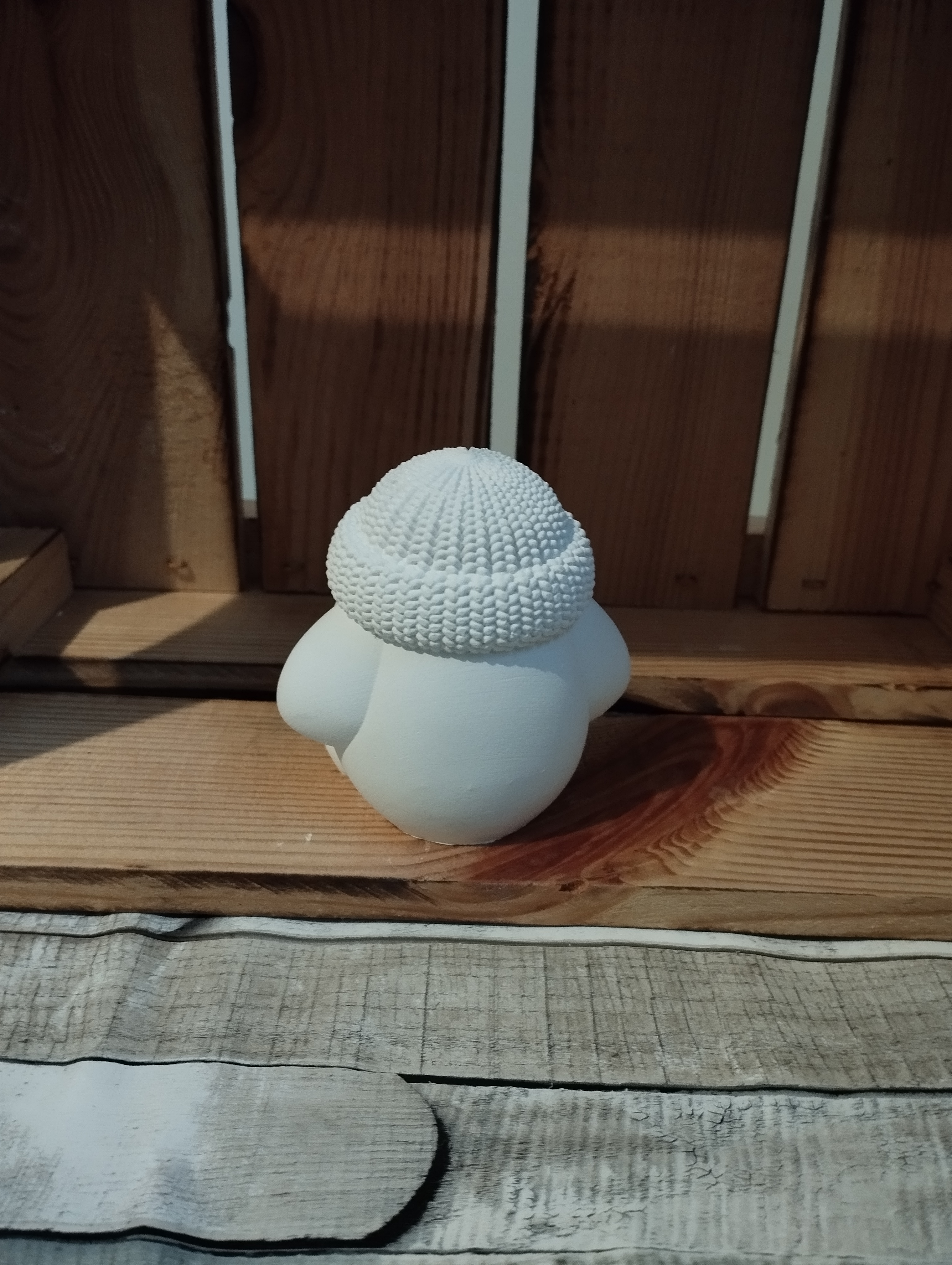 Keramikfigur Hase mit Strickmütze