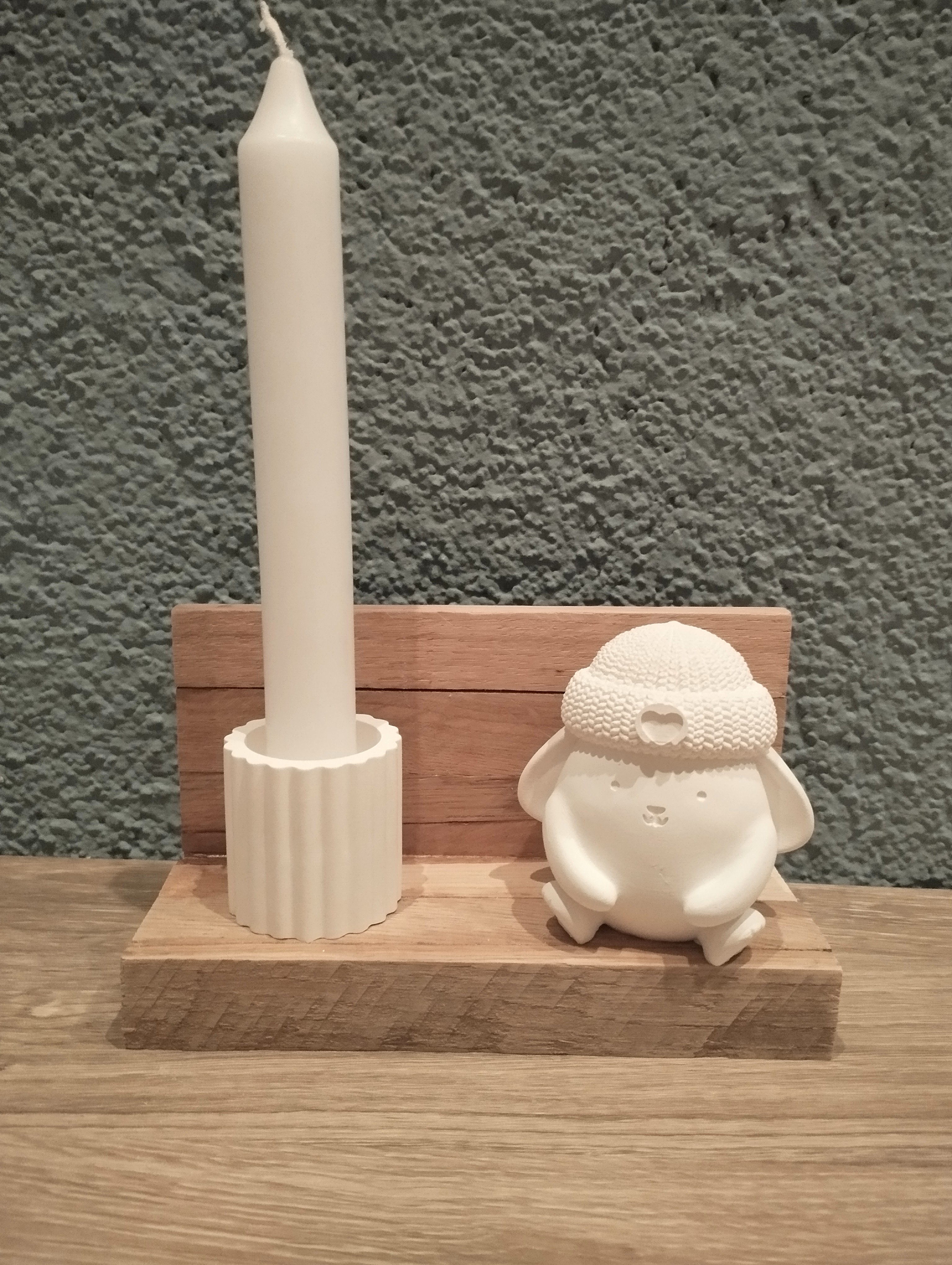 Arrangement Hase mit Strickmütze und Kerzenhalter auf Holzbank
