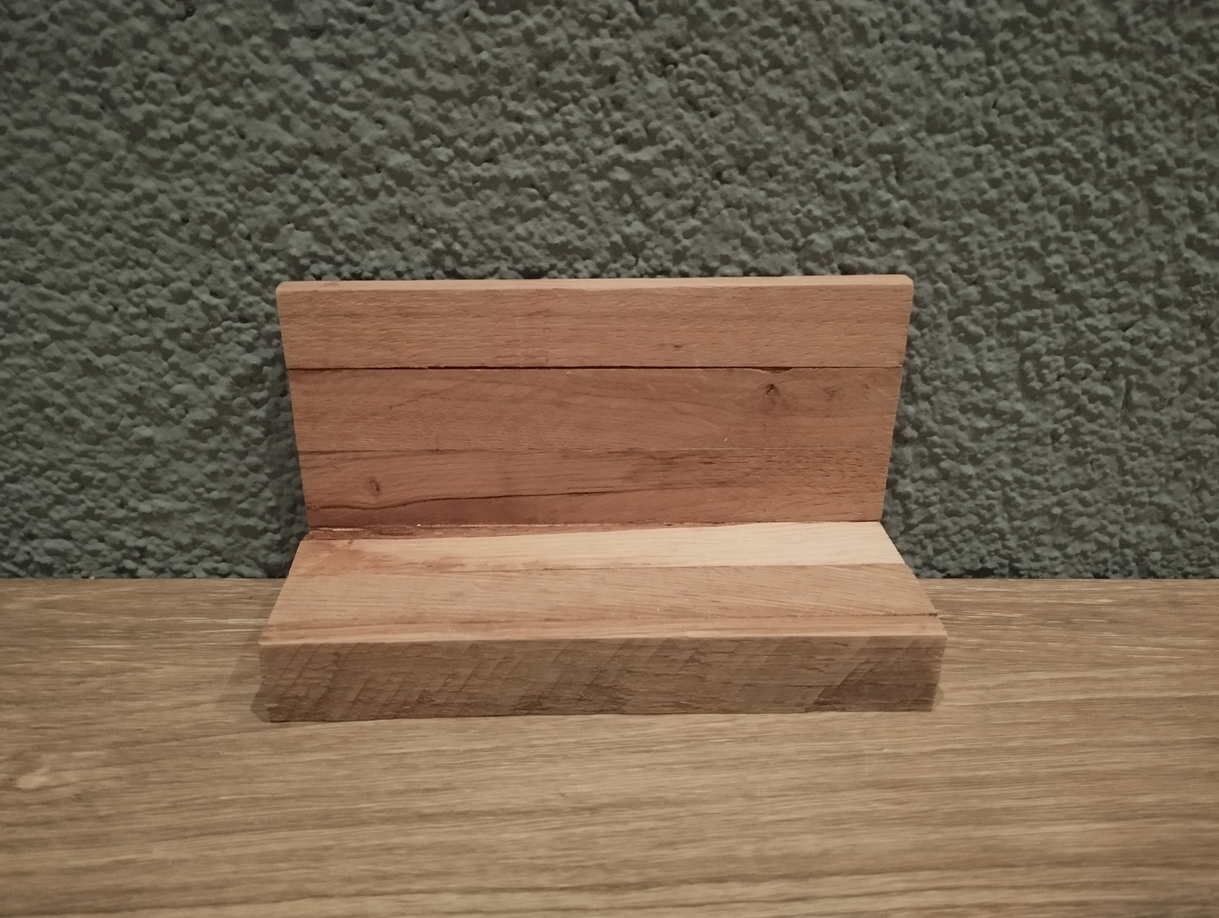 Arrangement Hase mit Strickmütze und Kerzenhalter auf Holzbank