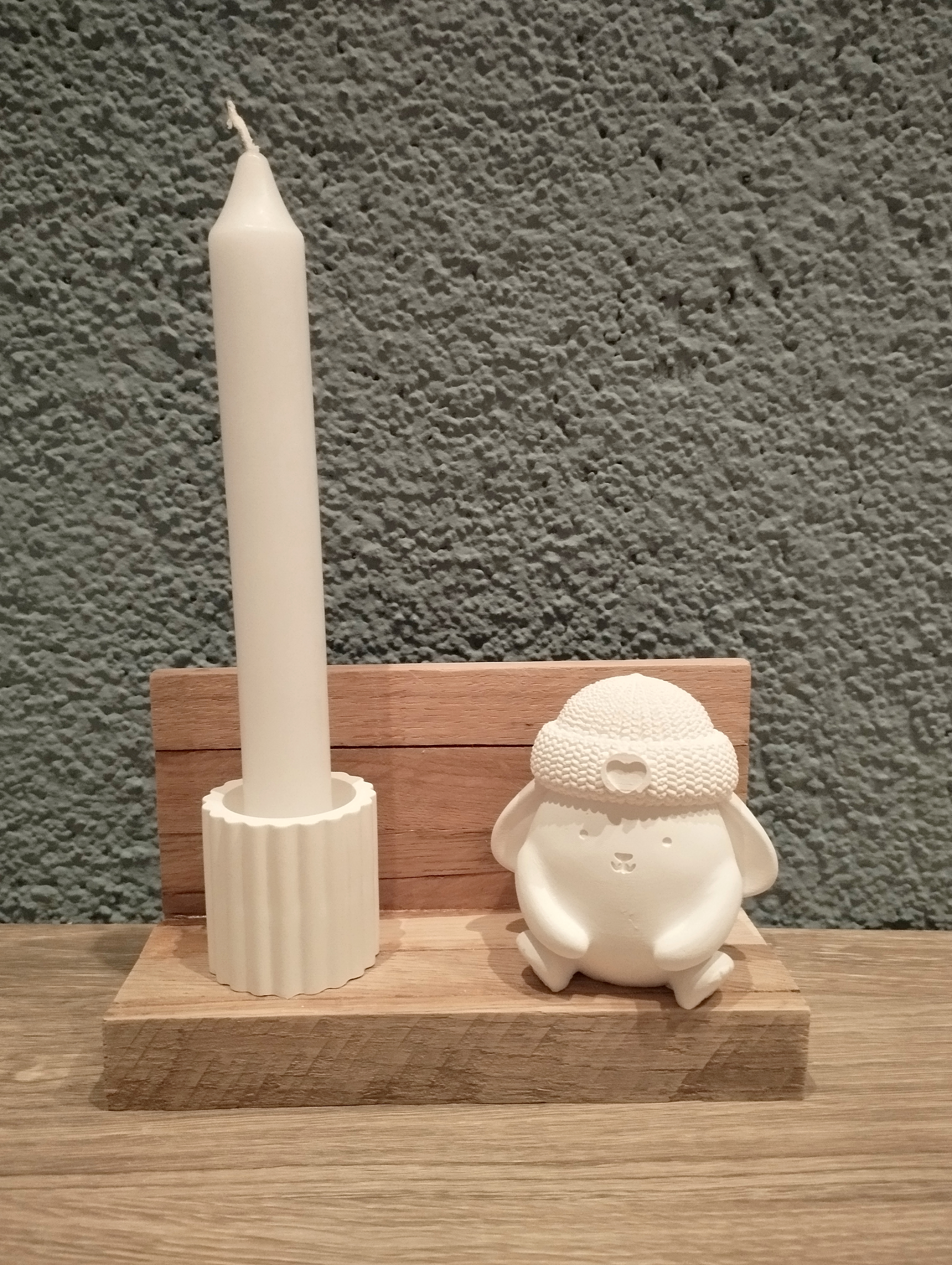 Arrangement Hase mit Strickmütze und Kerzenhalter auf Holzbank