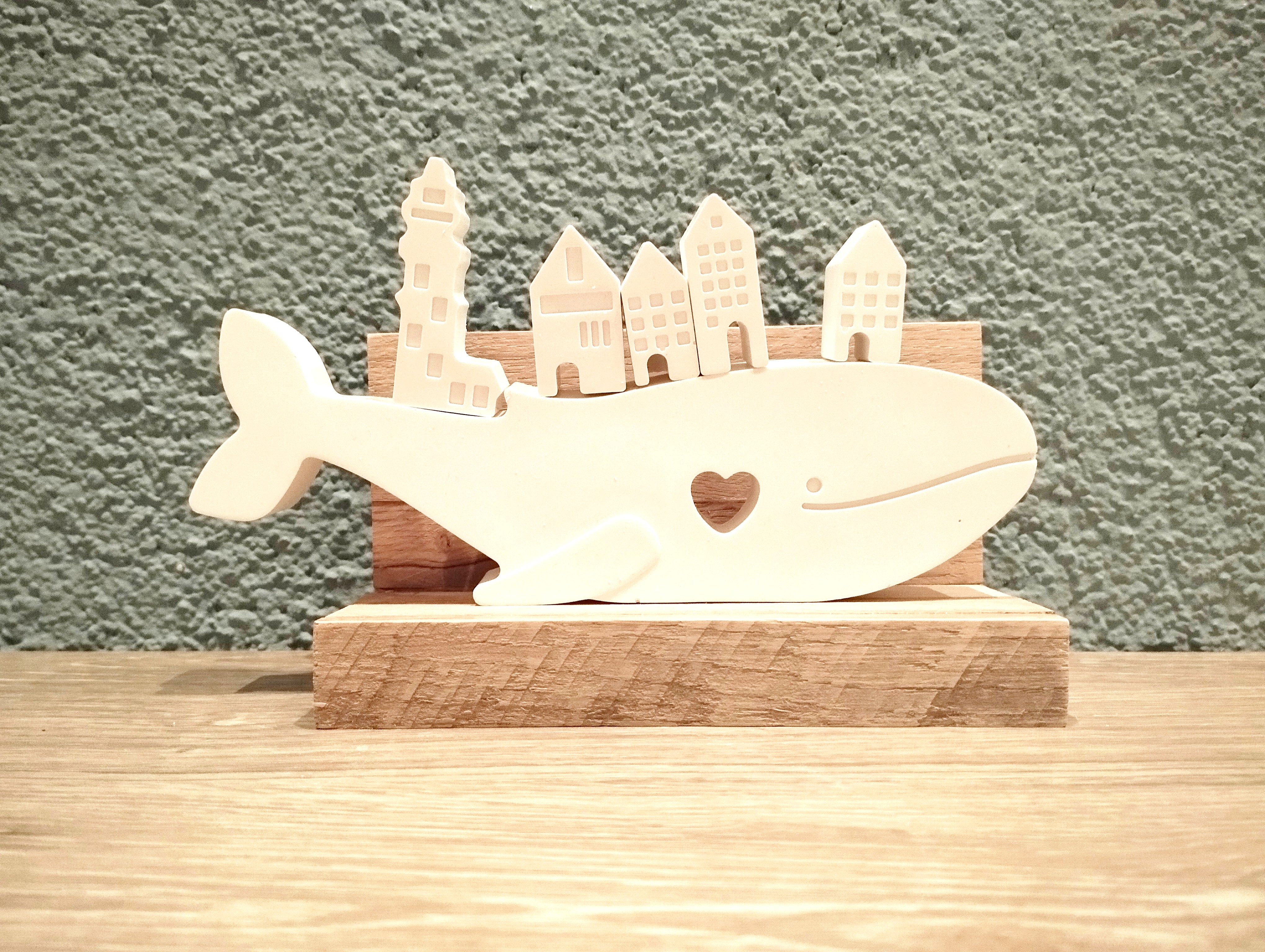 Dekorative weiße Figur Wal mit Häusern