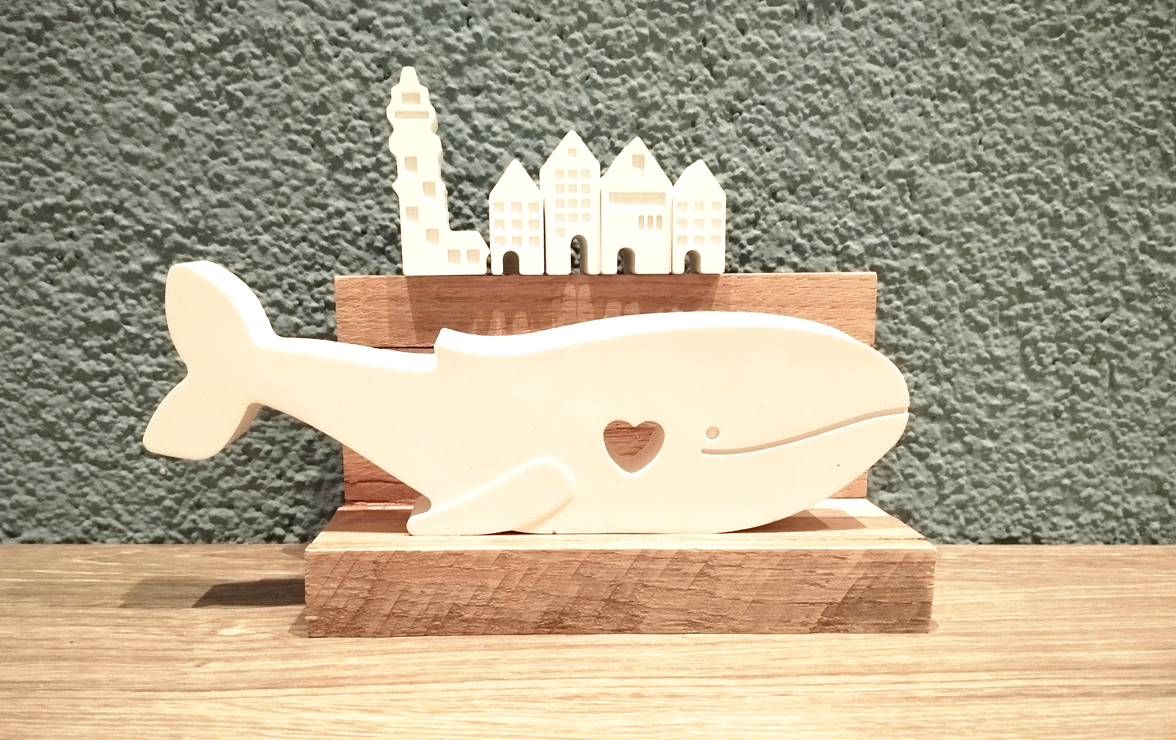 Dekorative weiße Figur Wal mit Häusern