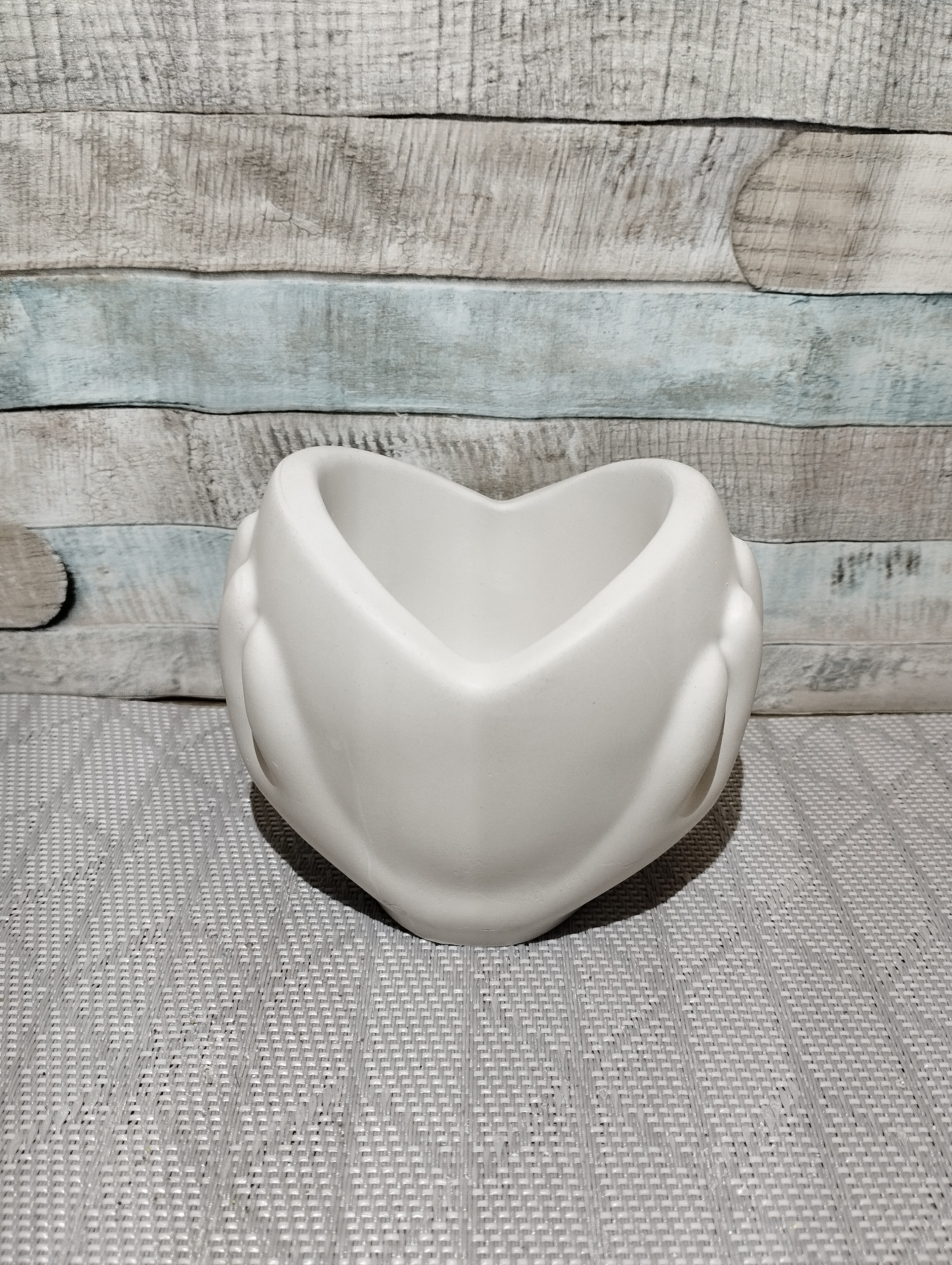 Weiße Herzförmige Schale mit Händen