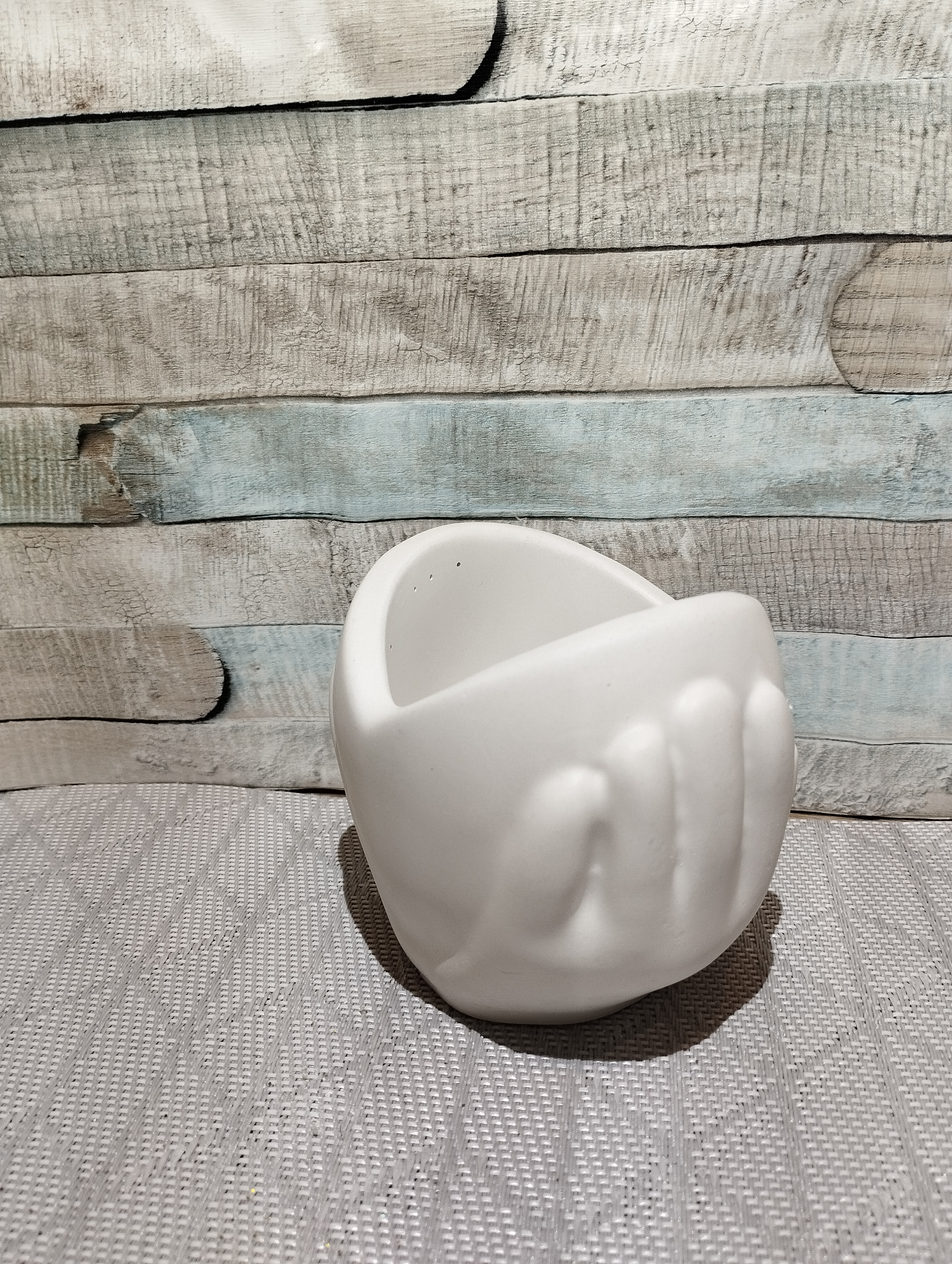 Weiße Herzförmige Schale mit Händen