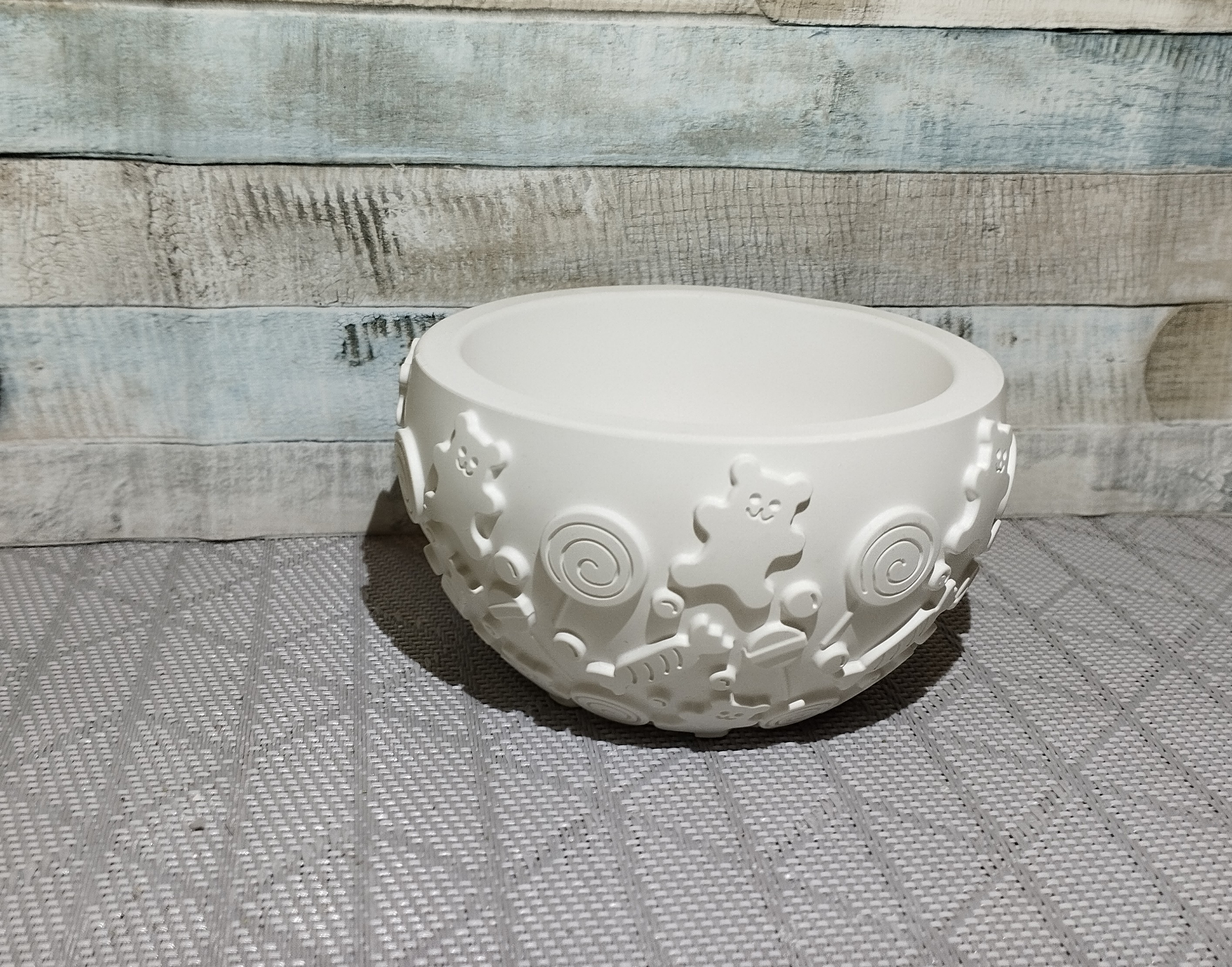 Weiße Keramikschale Süßigkeiten