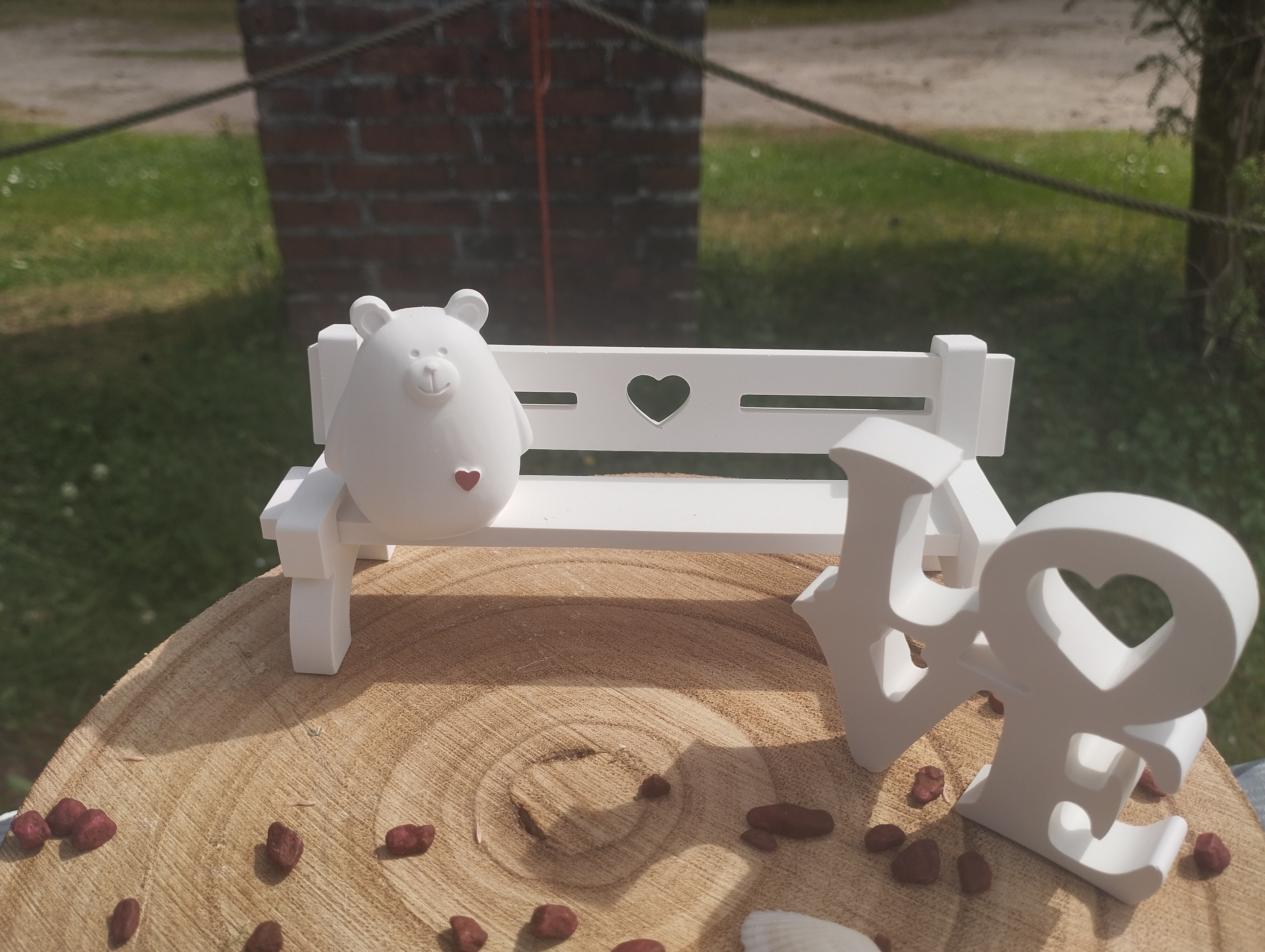 Deko Sitzbank mit Bär und LOVE-Schriftzug