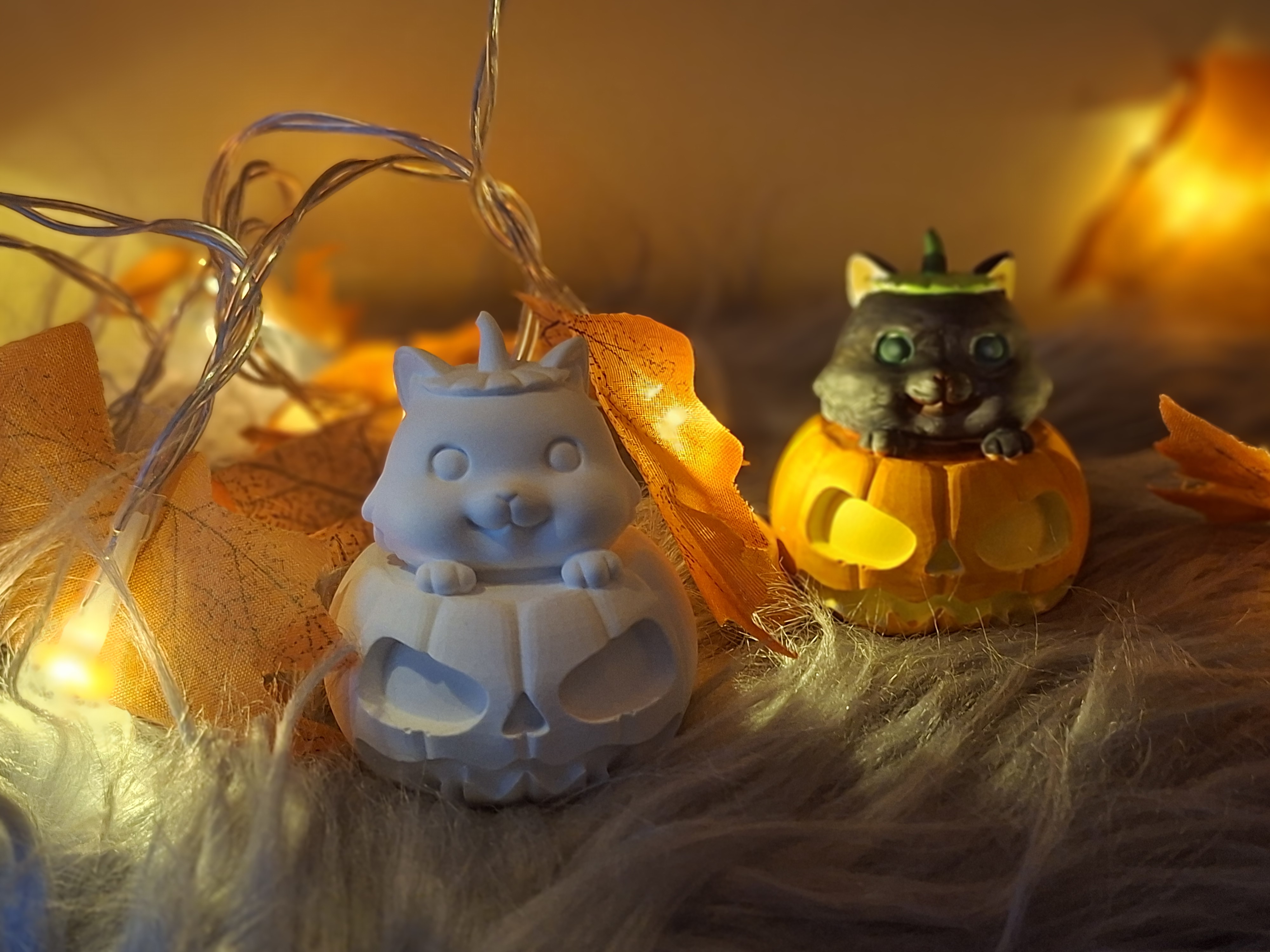 Süße Halloween Katzenfigur im Kürbis