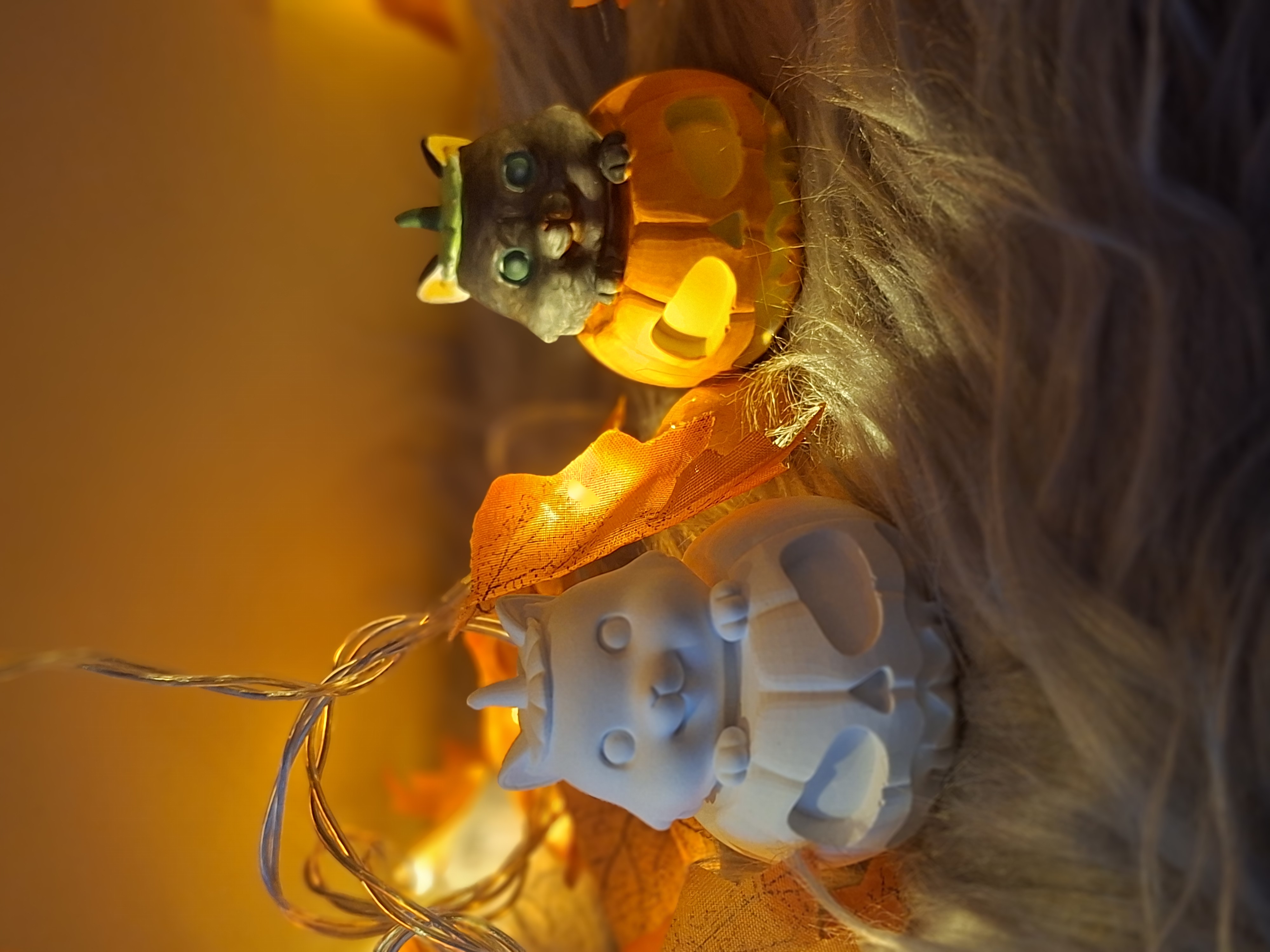 Süße Halloween Katzenfigur im Kürbis