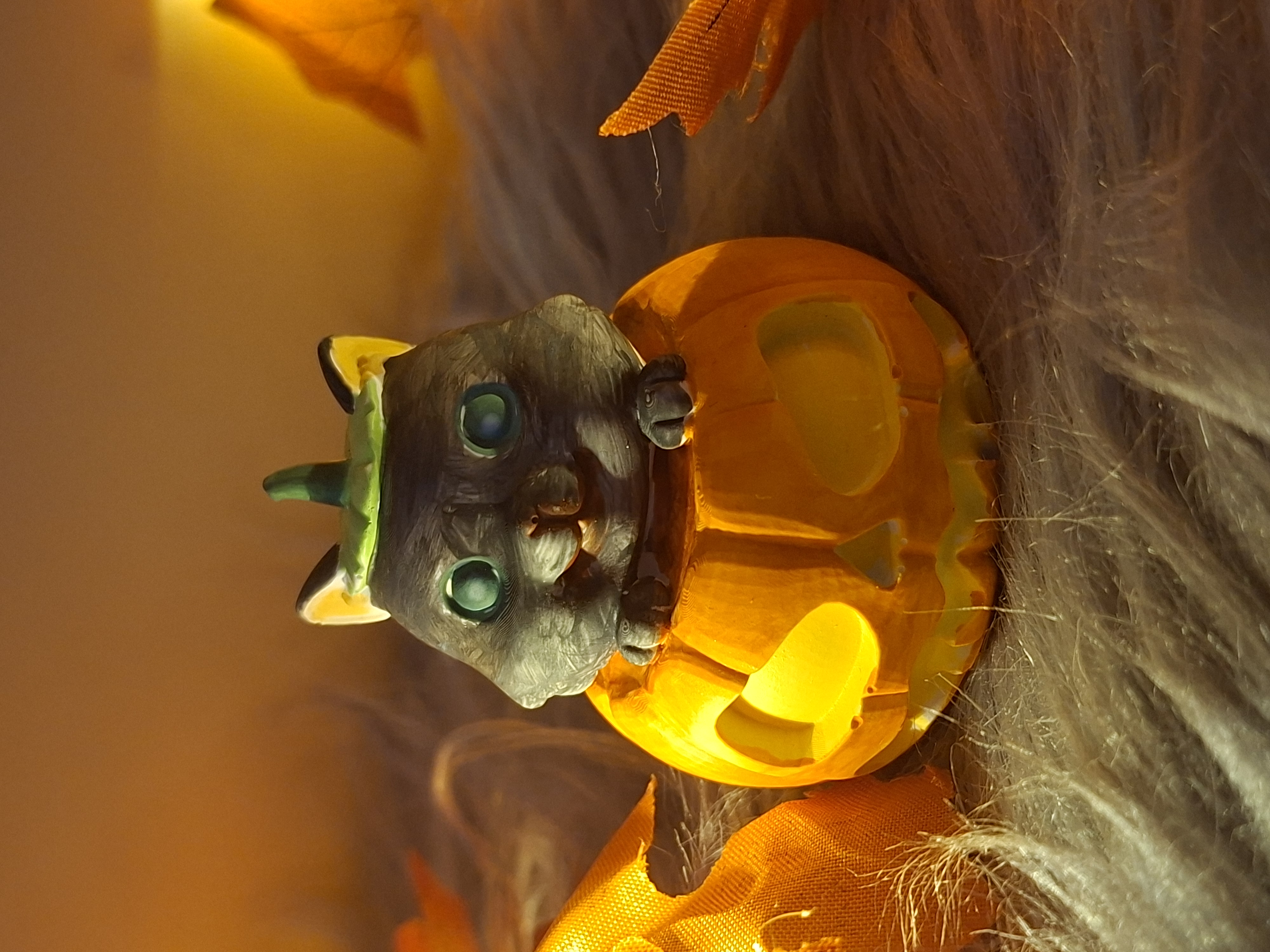 Süße Halloween Katzenfigur im Kürbis