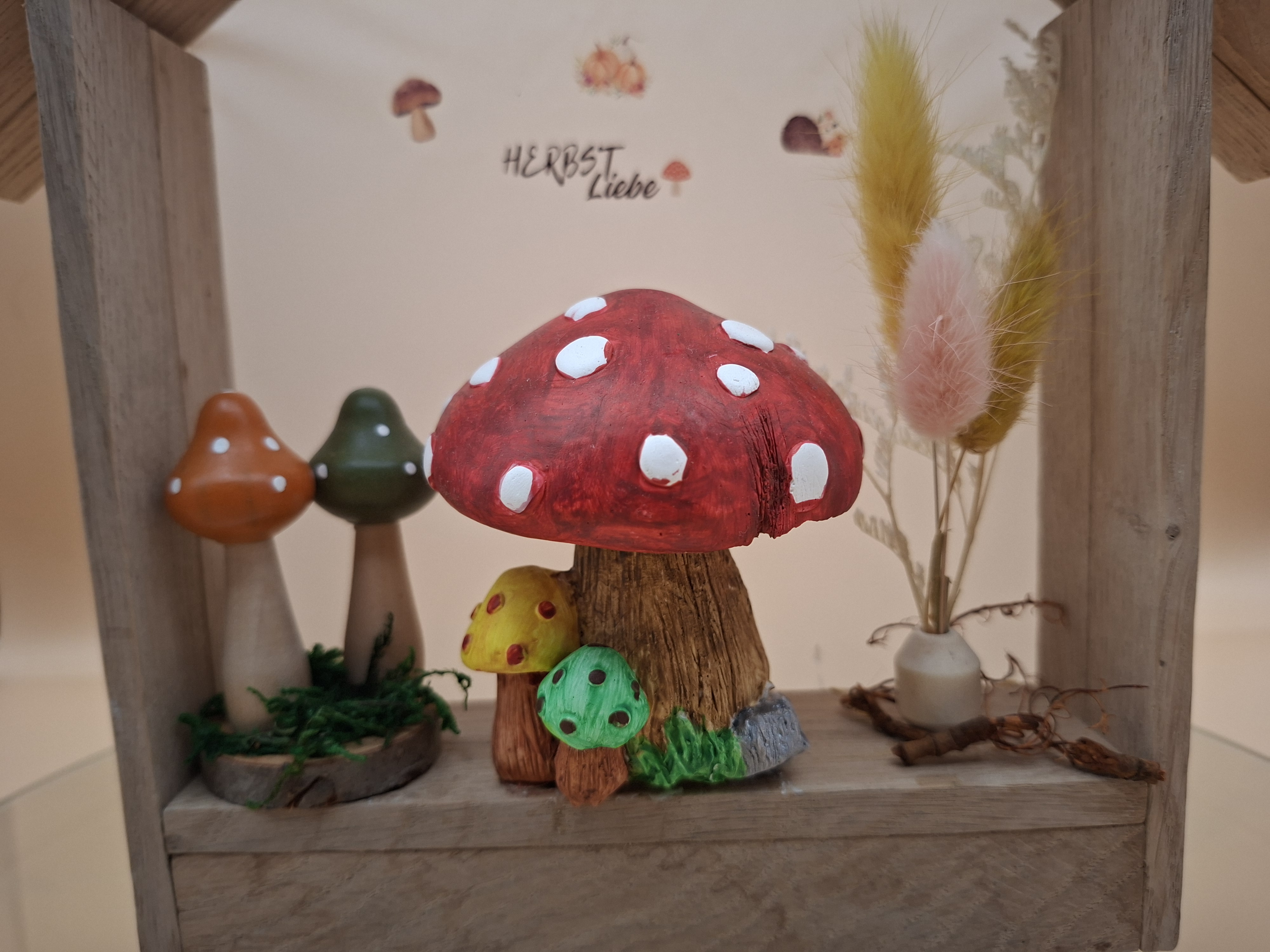 Handgemachtes Deko-Häuschen mit Pilzen