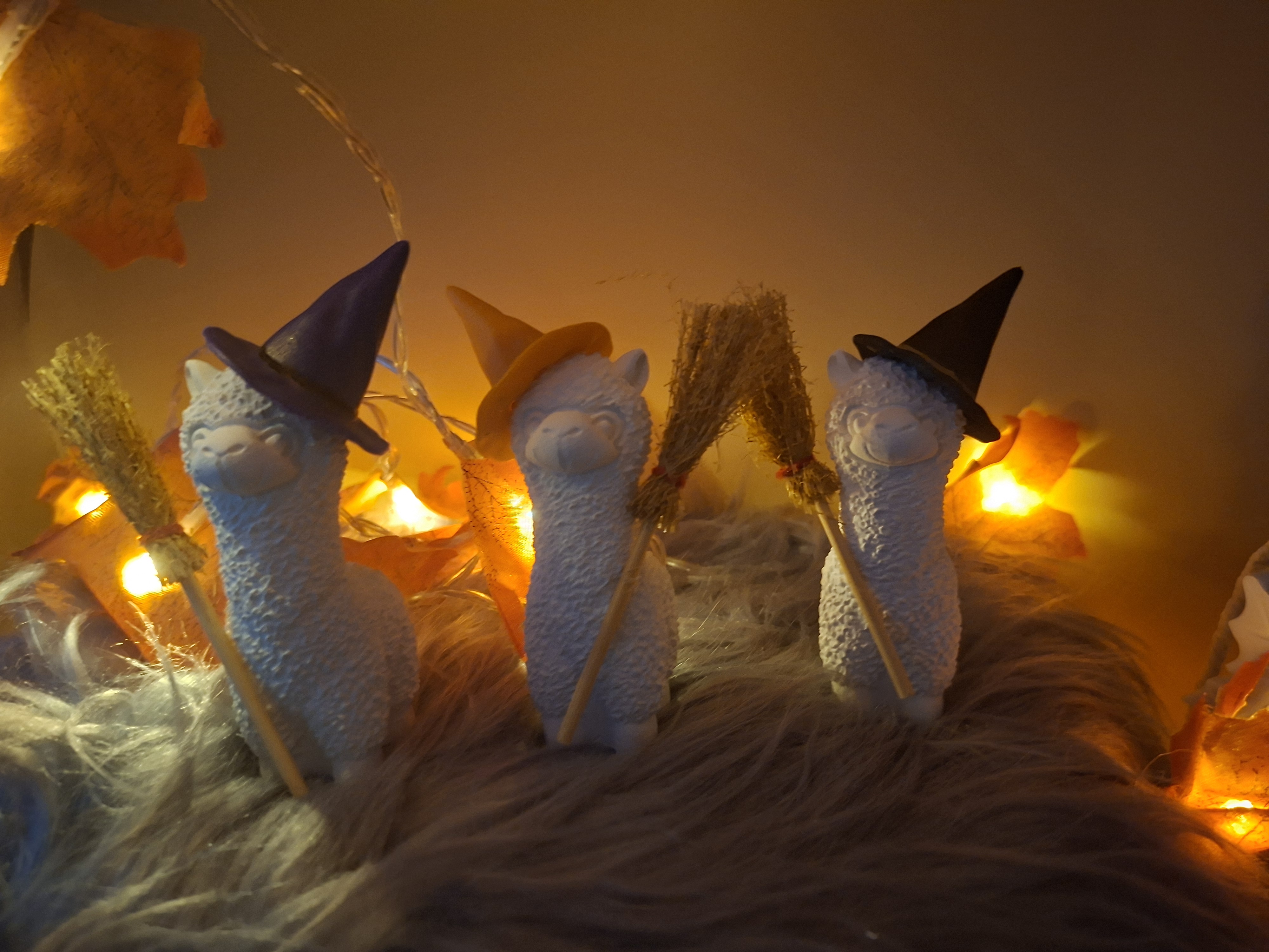 Alpaka-Figur mit Hexenhut