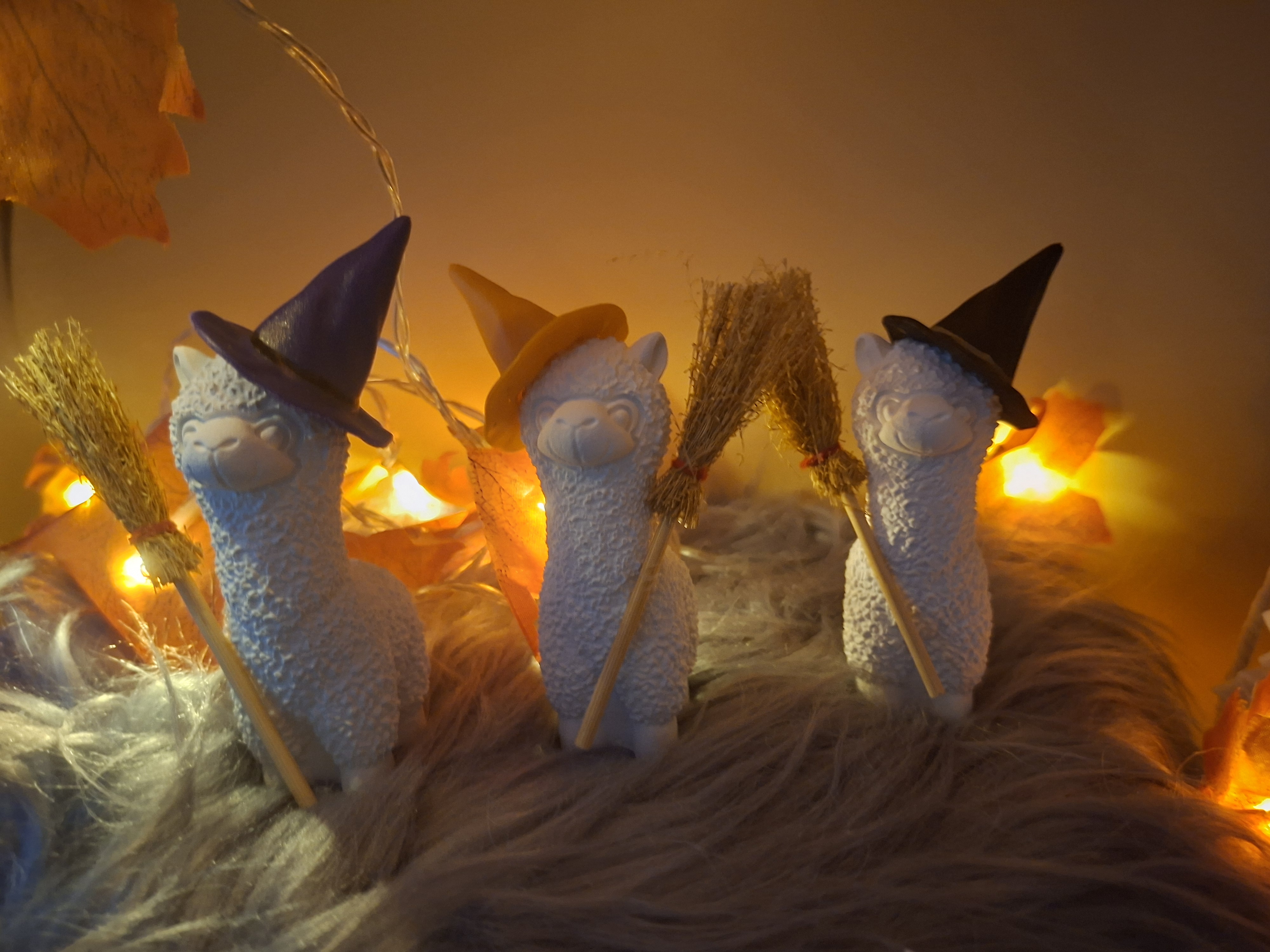 Alpaka-Figur mit Hexenhut