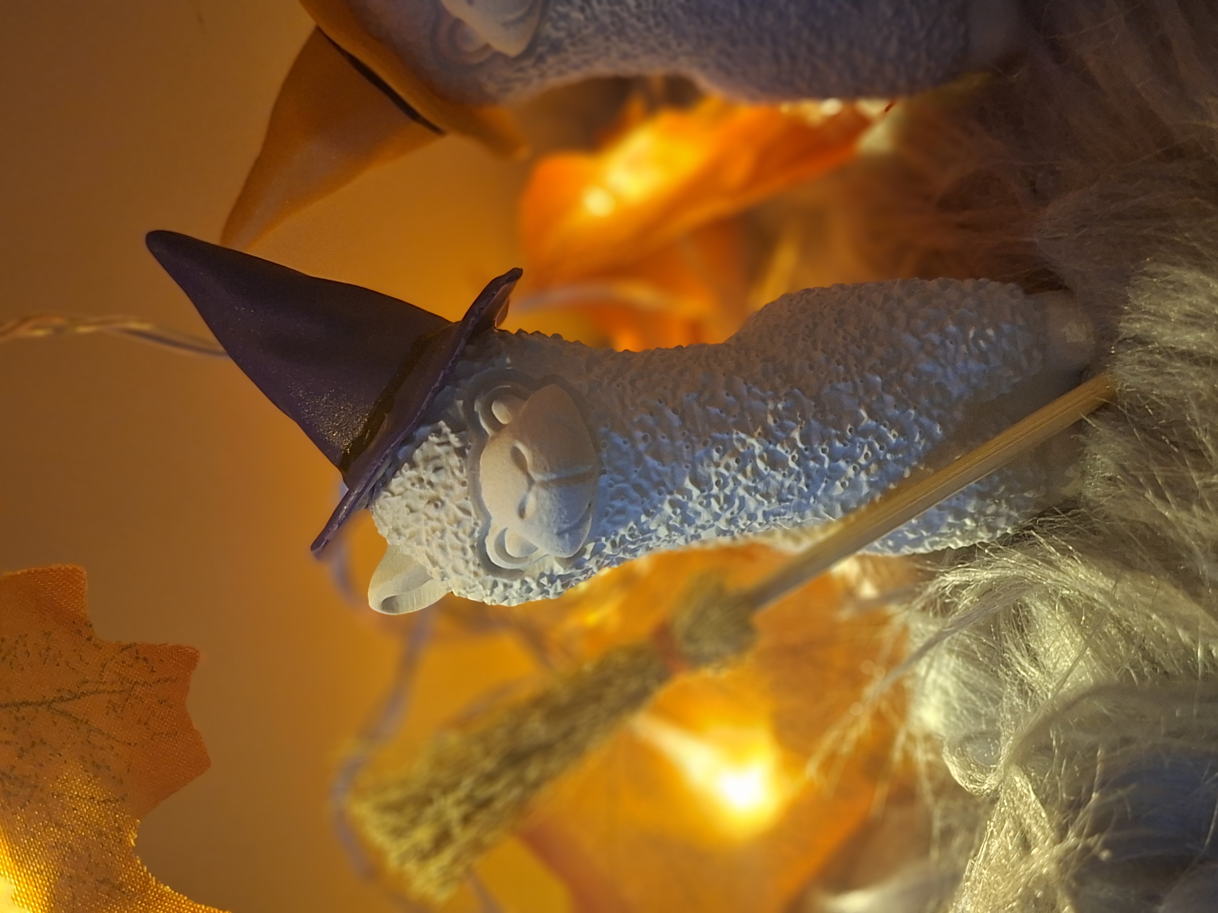 Alpaka-Figur mit Hexenhut