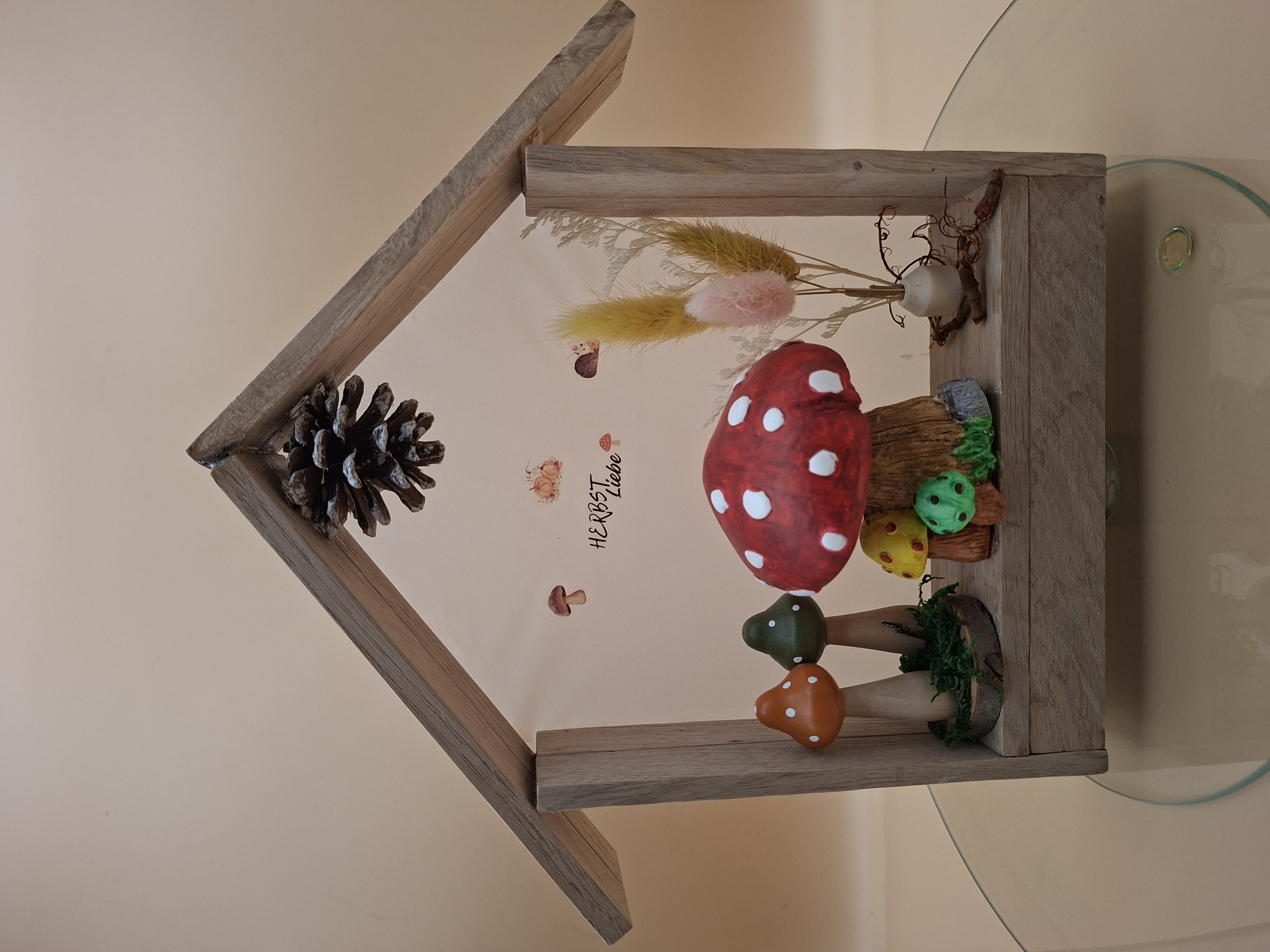 Handgemachtes Deko-Häuschen mit Pilzen