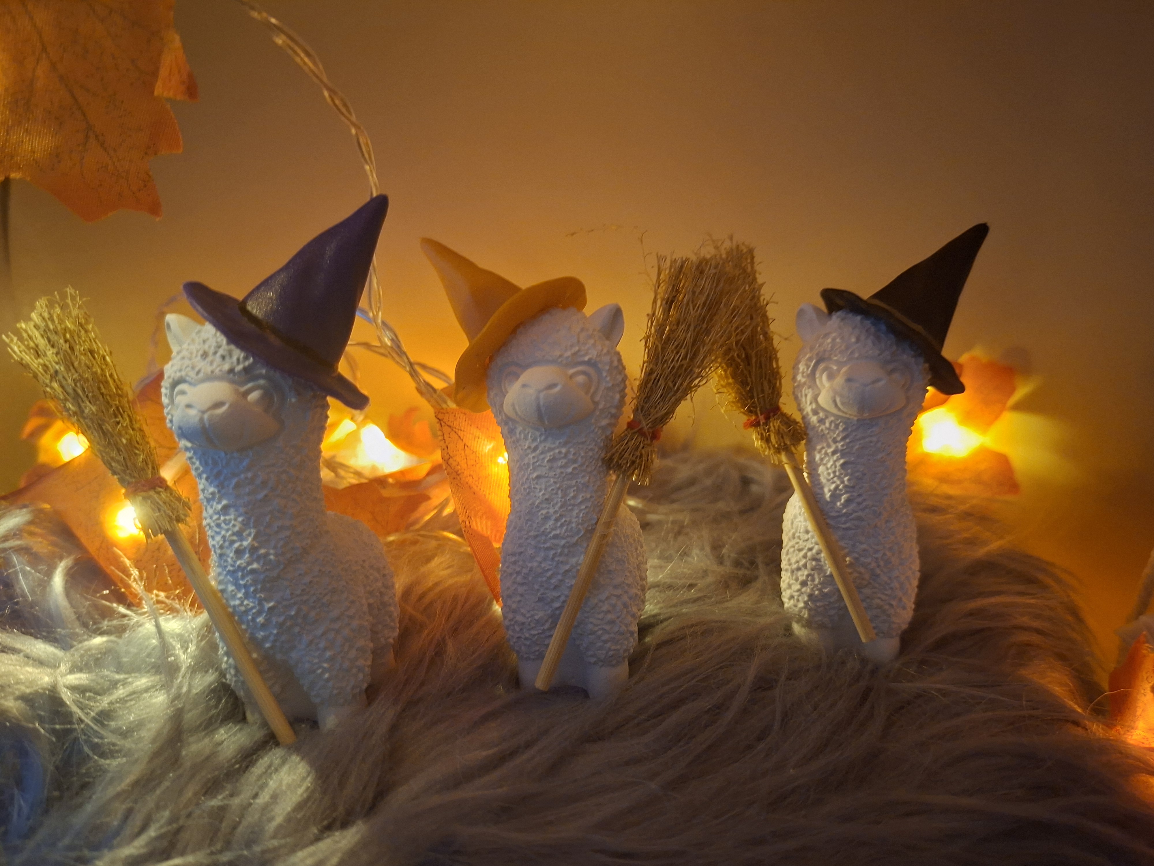 Alpaka-Figur mit Hexenhut