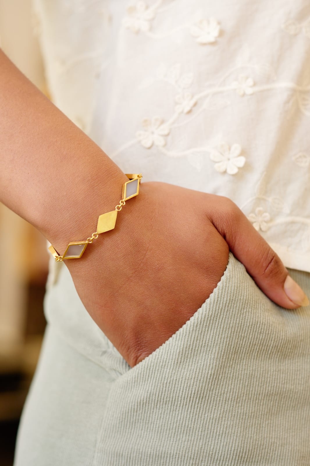 Armband „Lima“ – Weißer Achat & vergoldetes Silber