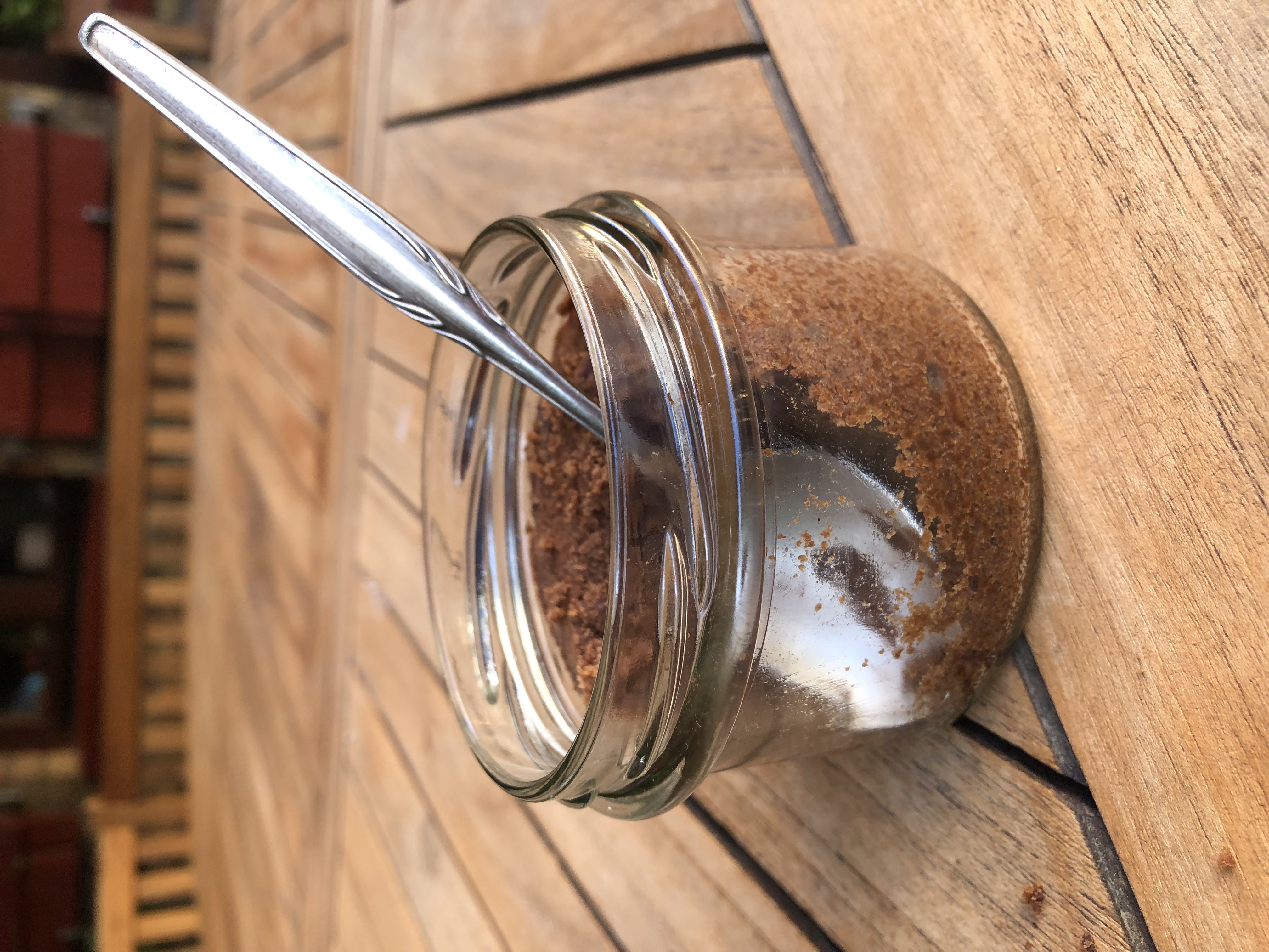 Doppelter Schokoladenkuchen im Glas