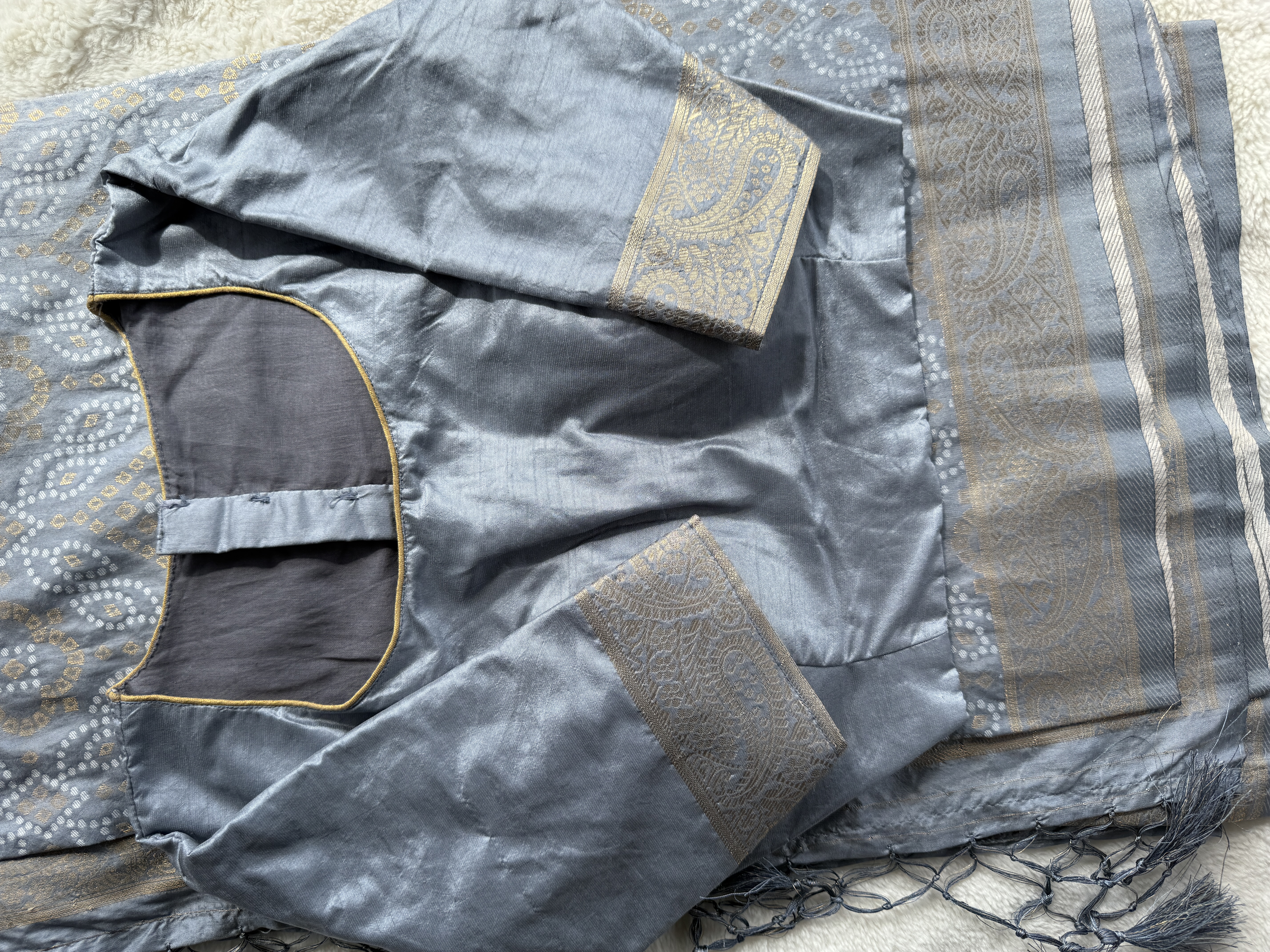 Banarasi Silk Saree – Gold & White Bandhani with Rare Grey Accents