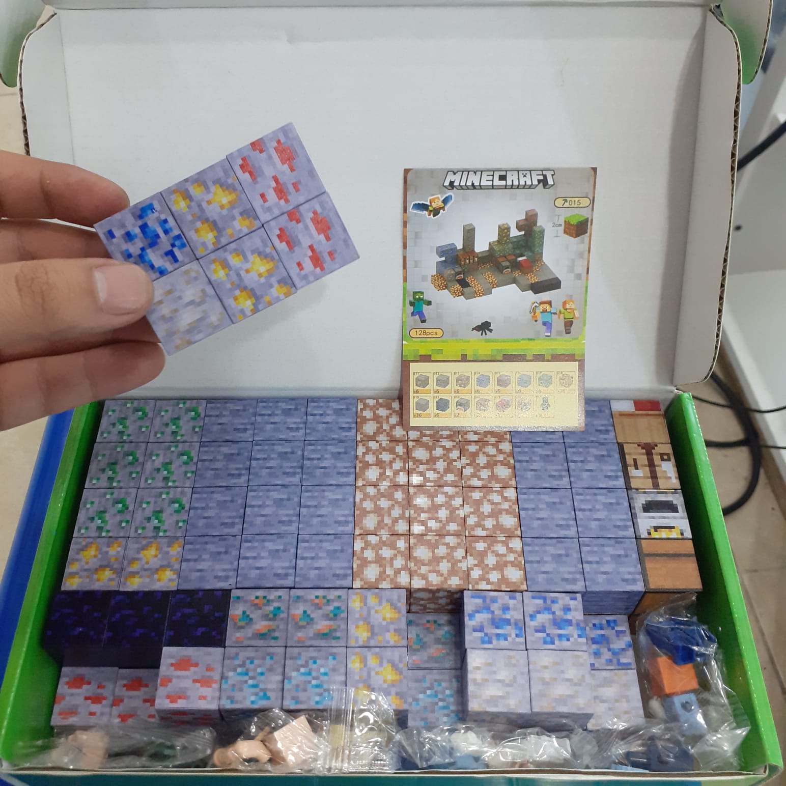 Armable magnético My World 128 piezas + 4 personajes tipo lego ( Minerales)