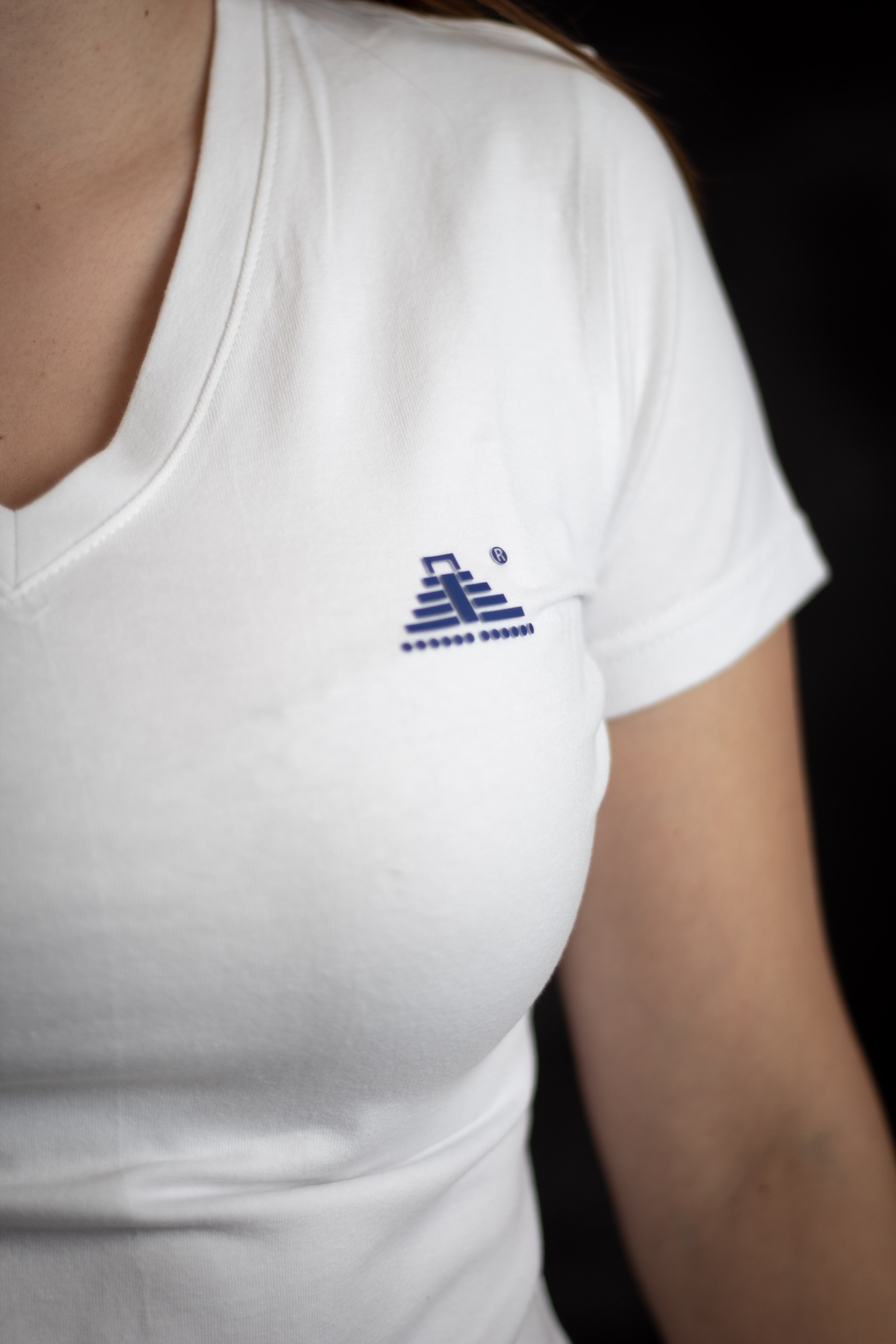 Playera blanca cuello V para dama