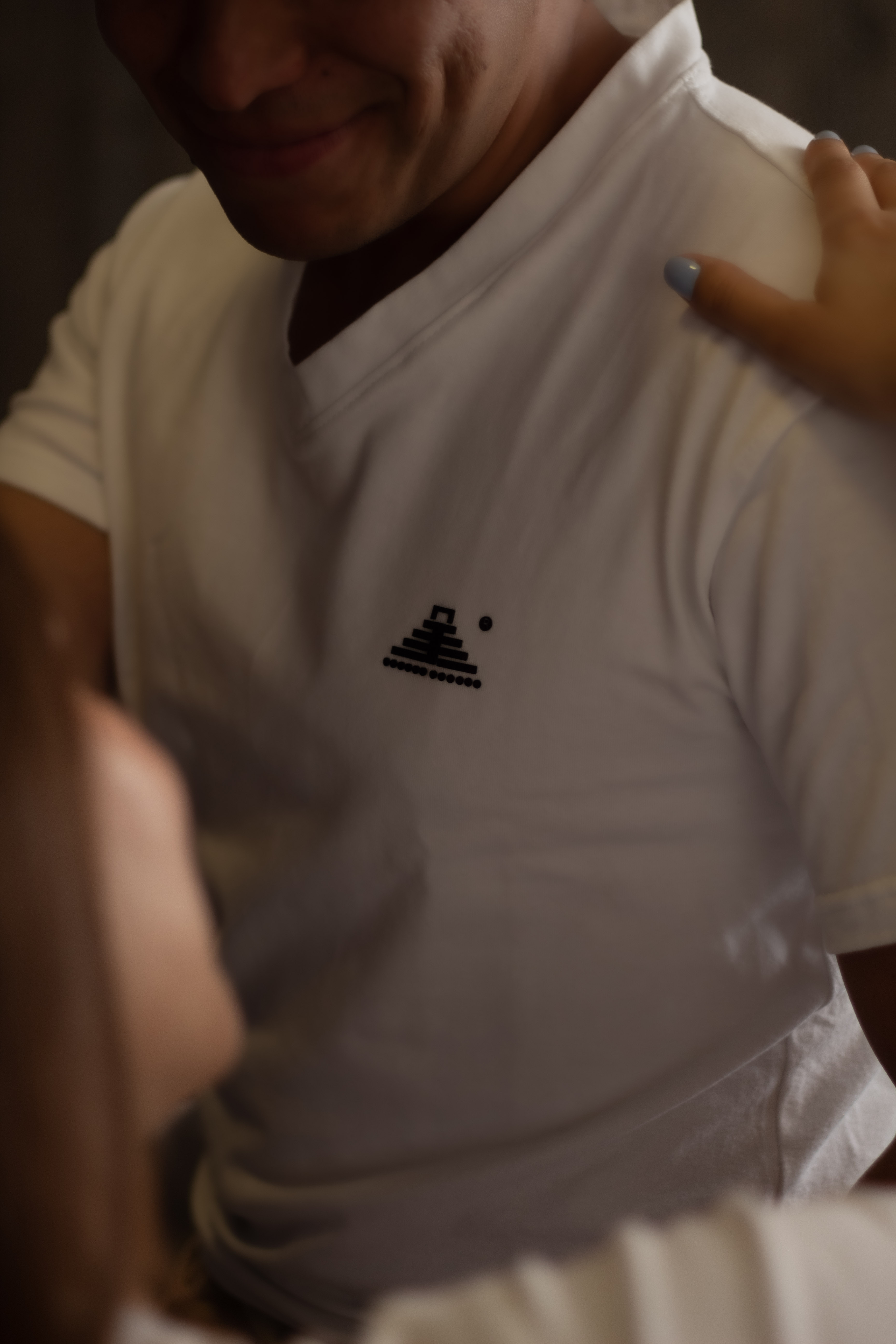 Playera blanca para hombre cuello V