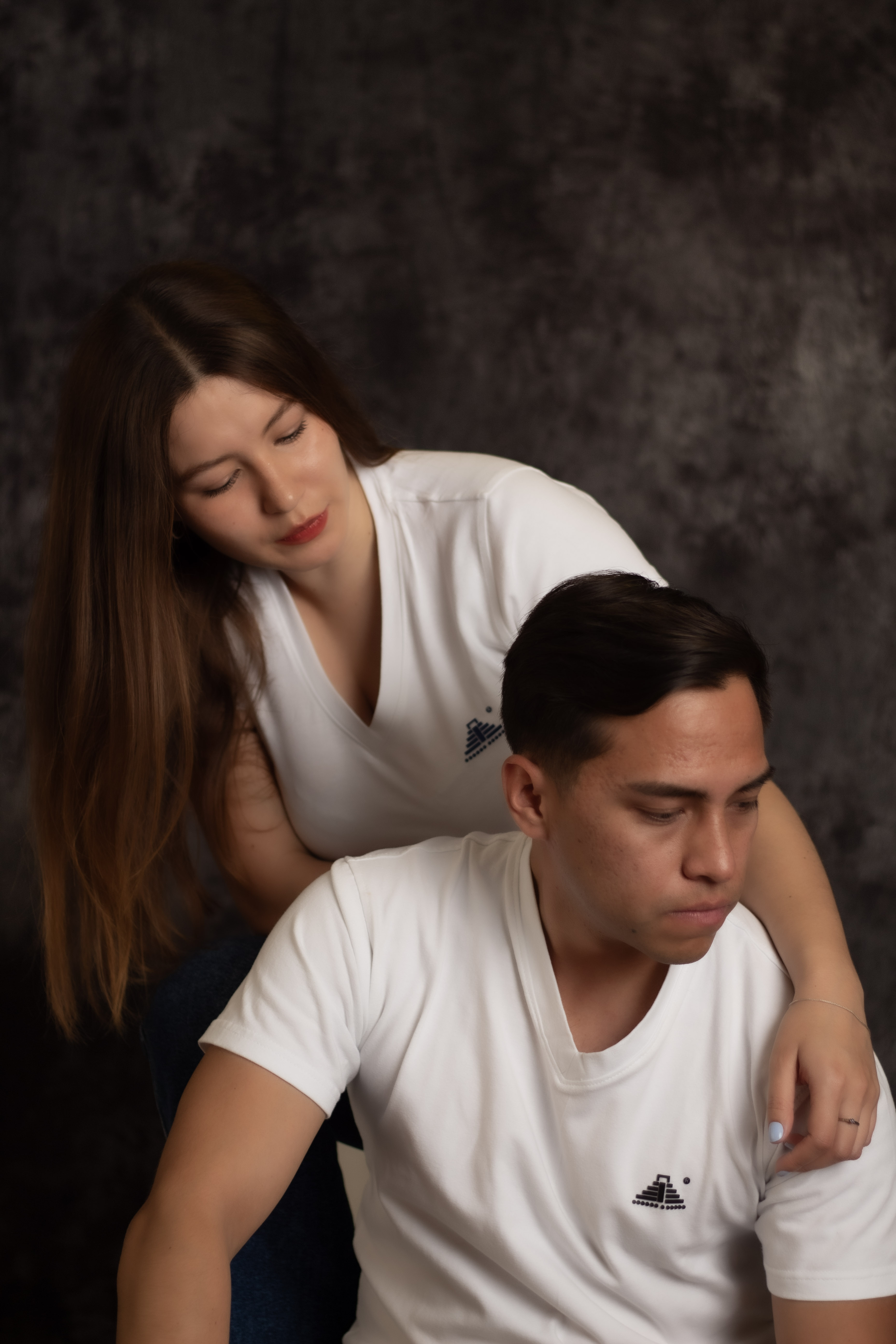 Playera blanca para hombre cuello V