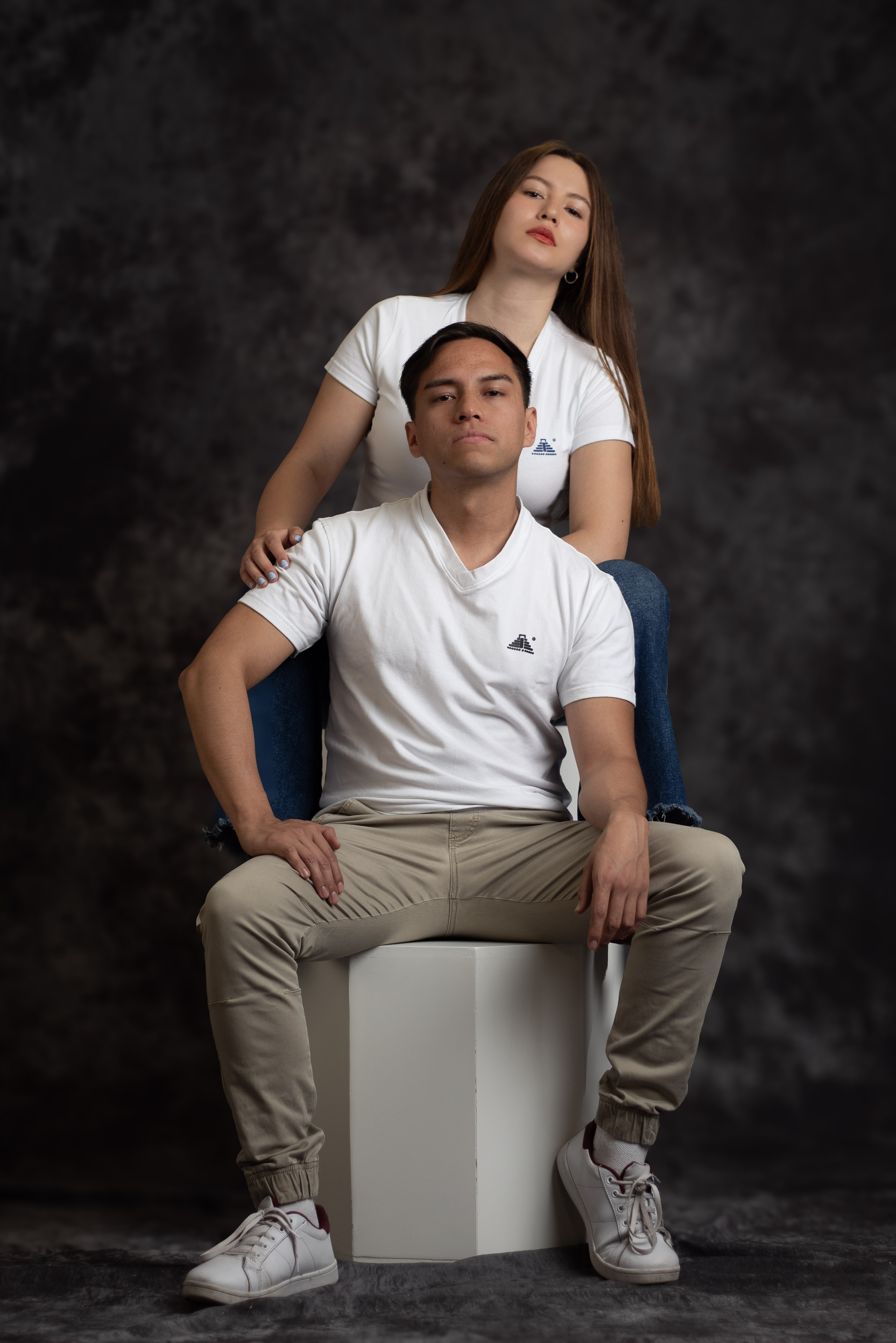 Playera blanca para hombre cuello V