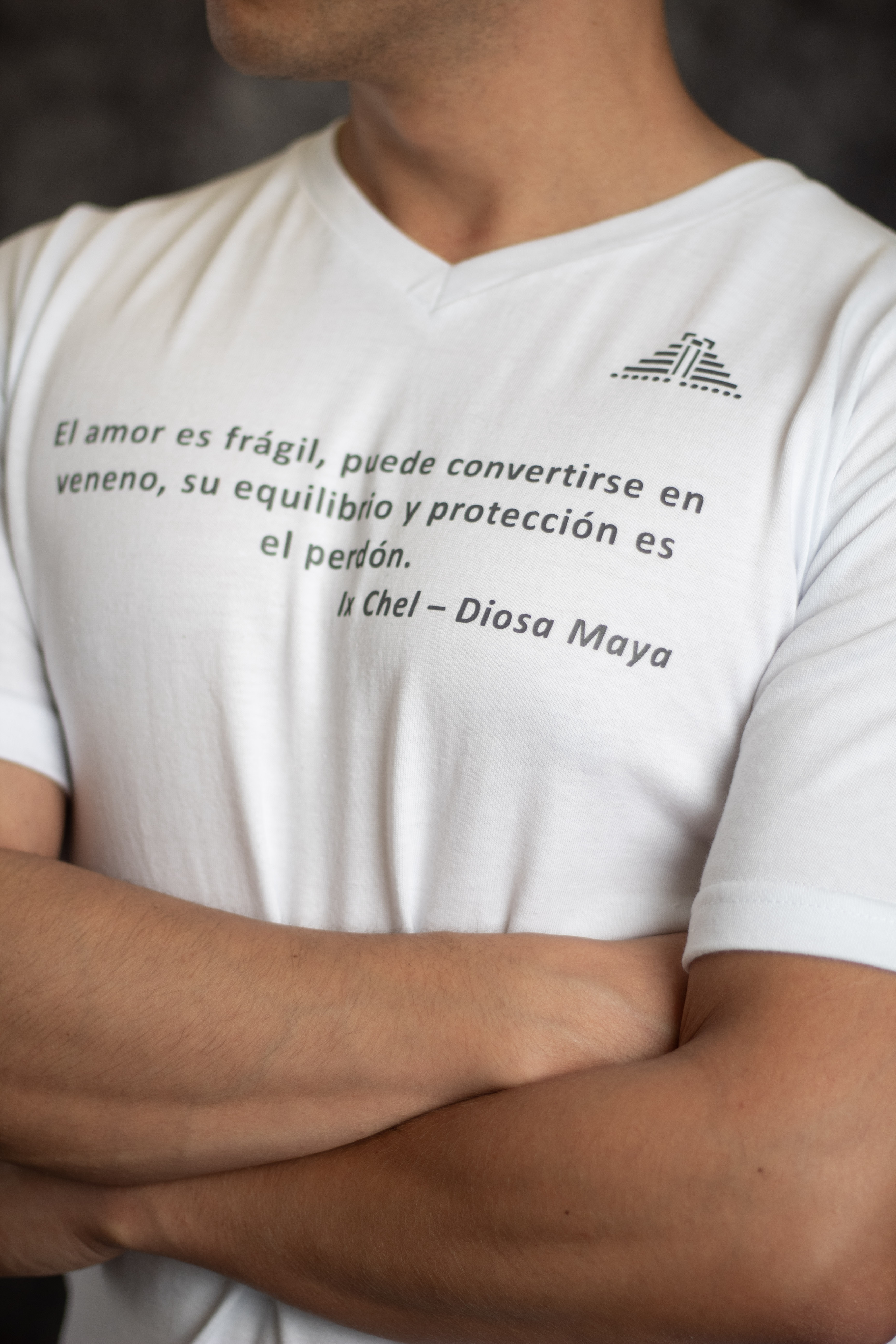 Playera para caballero cuello V