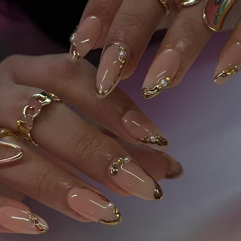 Three-dimensional gilded pearls and glittering diamonds, medium-length almond nails, sweet and cool, versatile, ins-style wearable nails