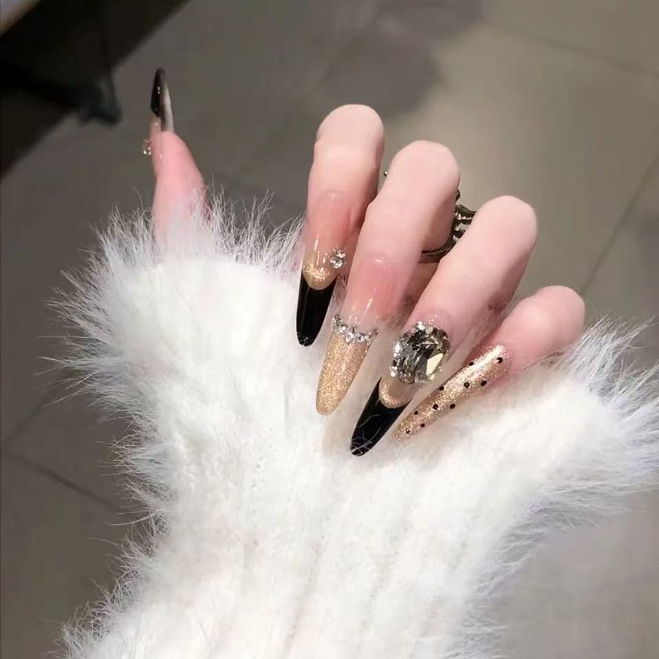 Hand-made nail art, hot girl nail art, black French champagne flash, cat's eye nail art, autumn and winter, Maillard whitening