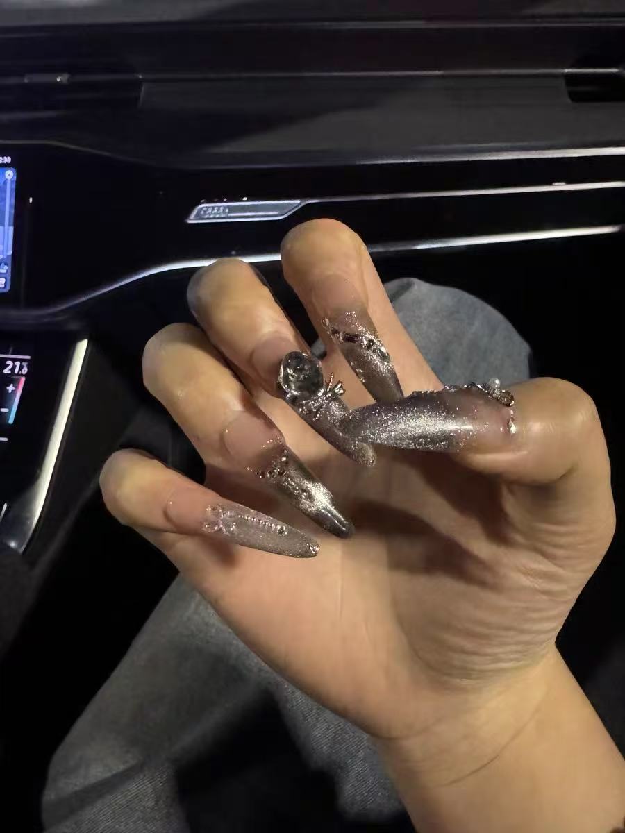 Purely handmade cat-eye wearable long nails high-end light luxury flashing autumn and winter whitening nail stickers