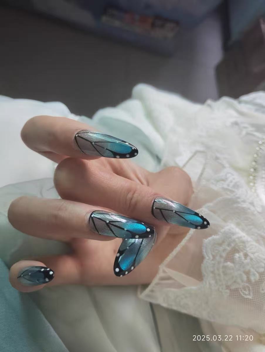 Butterfly wing silhouette style crystal cat's eye ice blue gradient summer cool manicure hand-wearing nail pieces