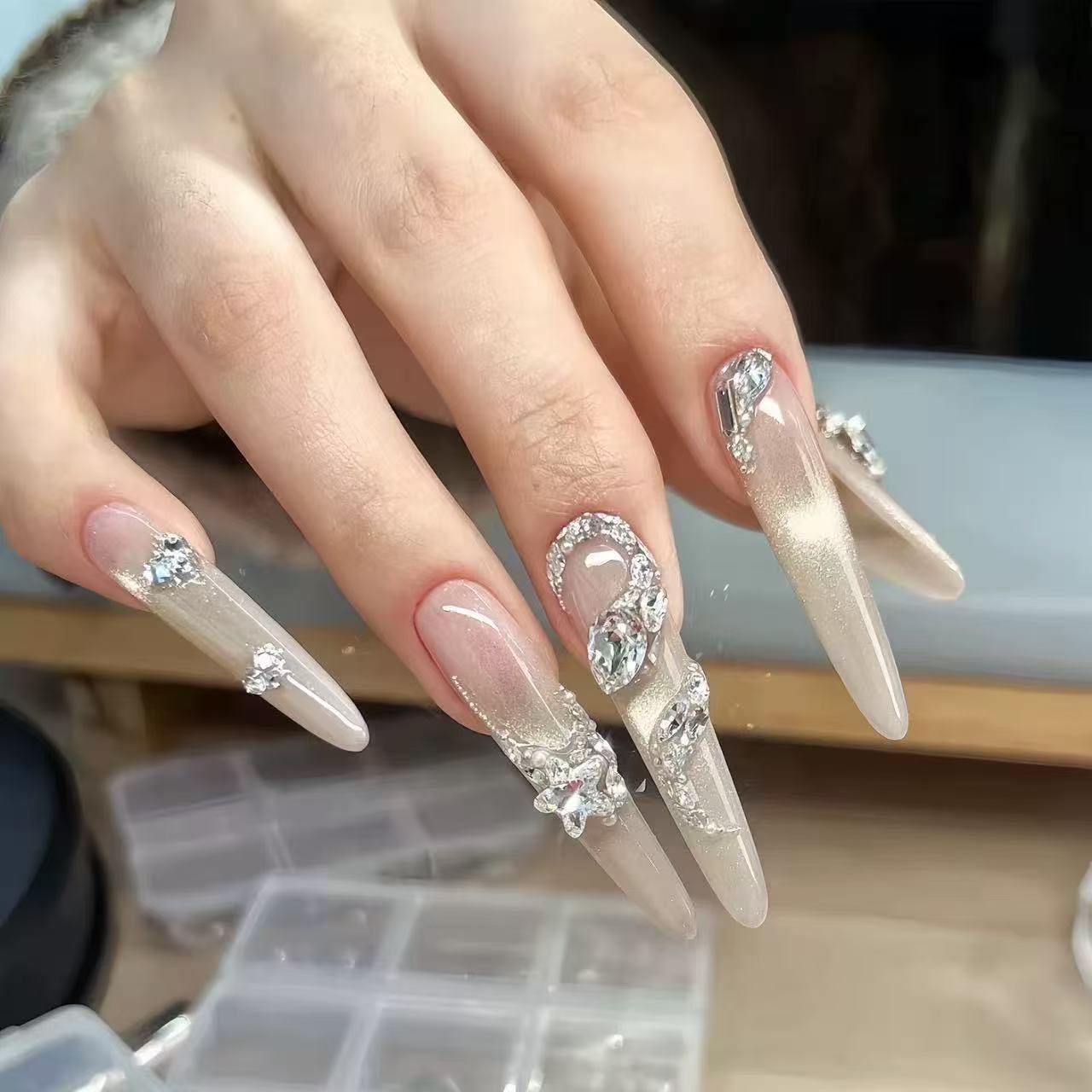 Qianjinmei snake handmade wear nails in early spring cat's eye snake-shaped diamond flashing clear light luxury whitening nail patches