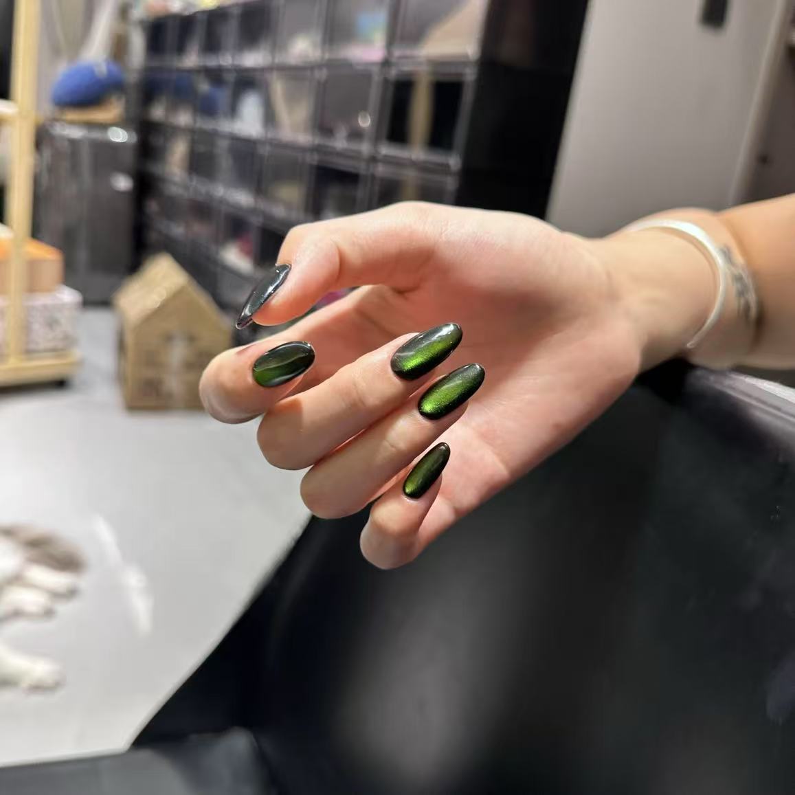 The real picture of the pig wearing nails is called what is called sister's same style green light-chasing cat's eye green ghost short whitening nail art