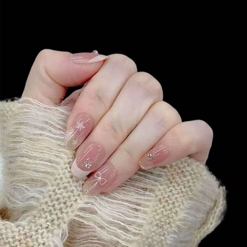 New high-end hand-made wear nails, clear and flashing cat's eye nail art, pure and white short almond nails