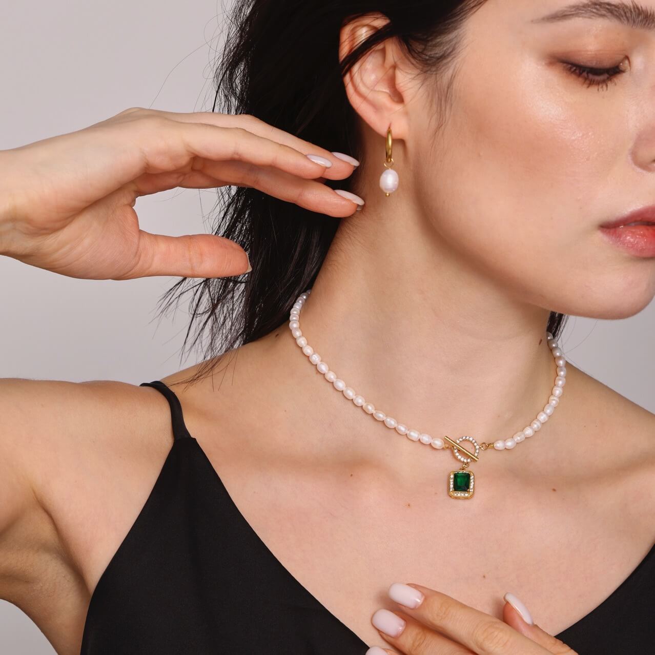 Pearl Necklace with Emerald Pendant