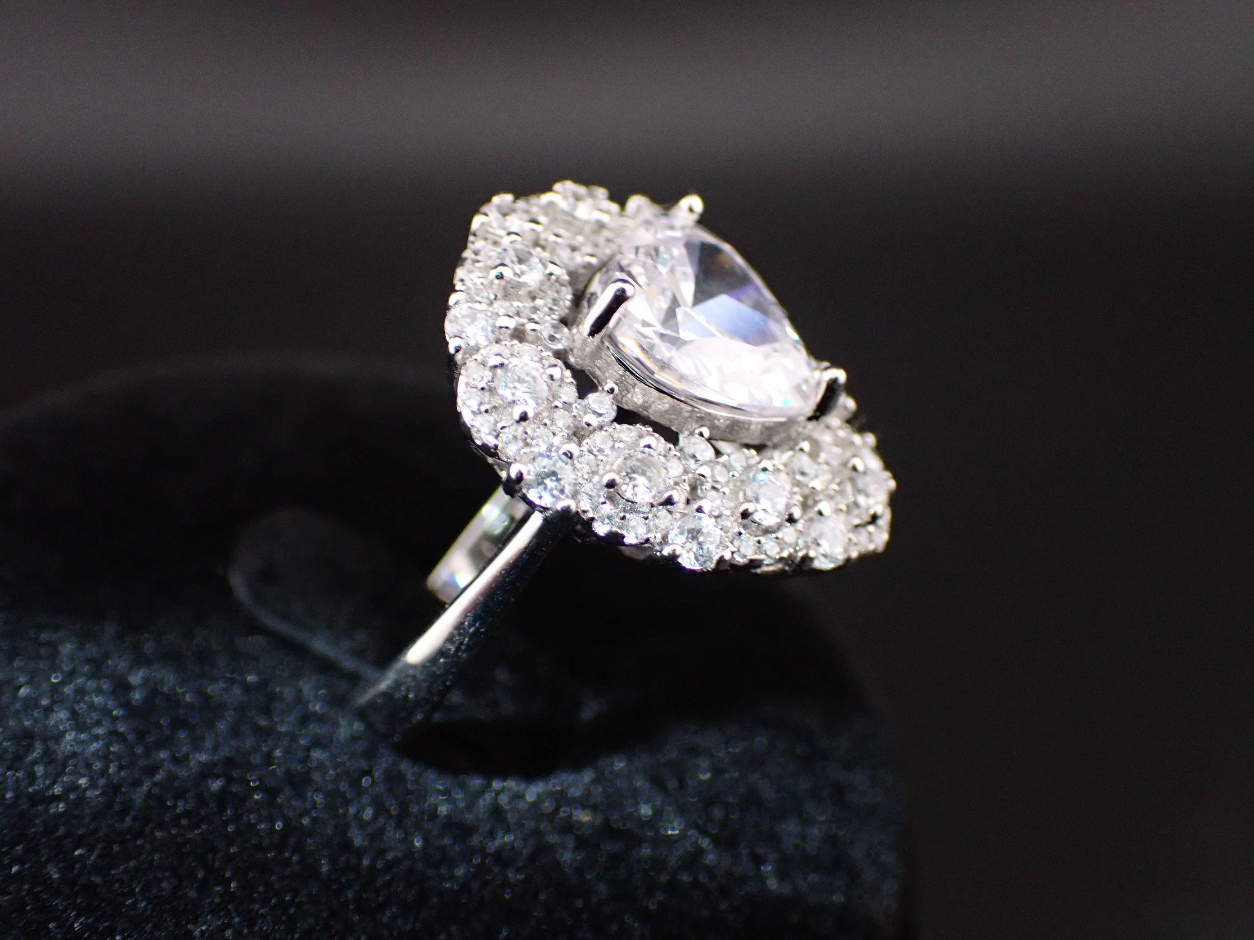 Elegant Ladies Ring