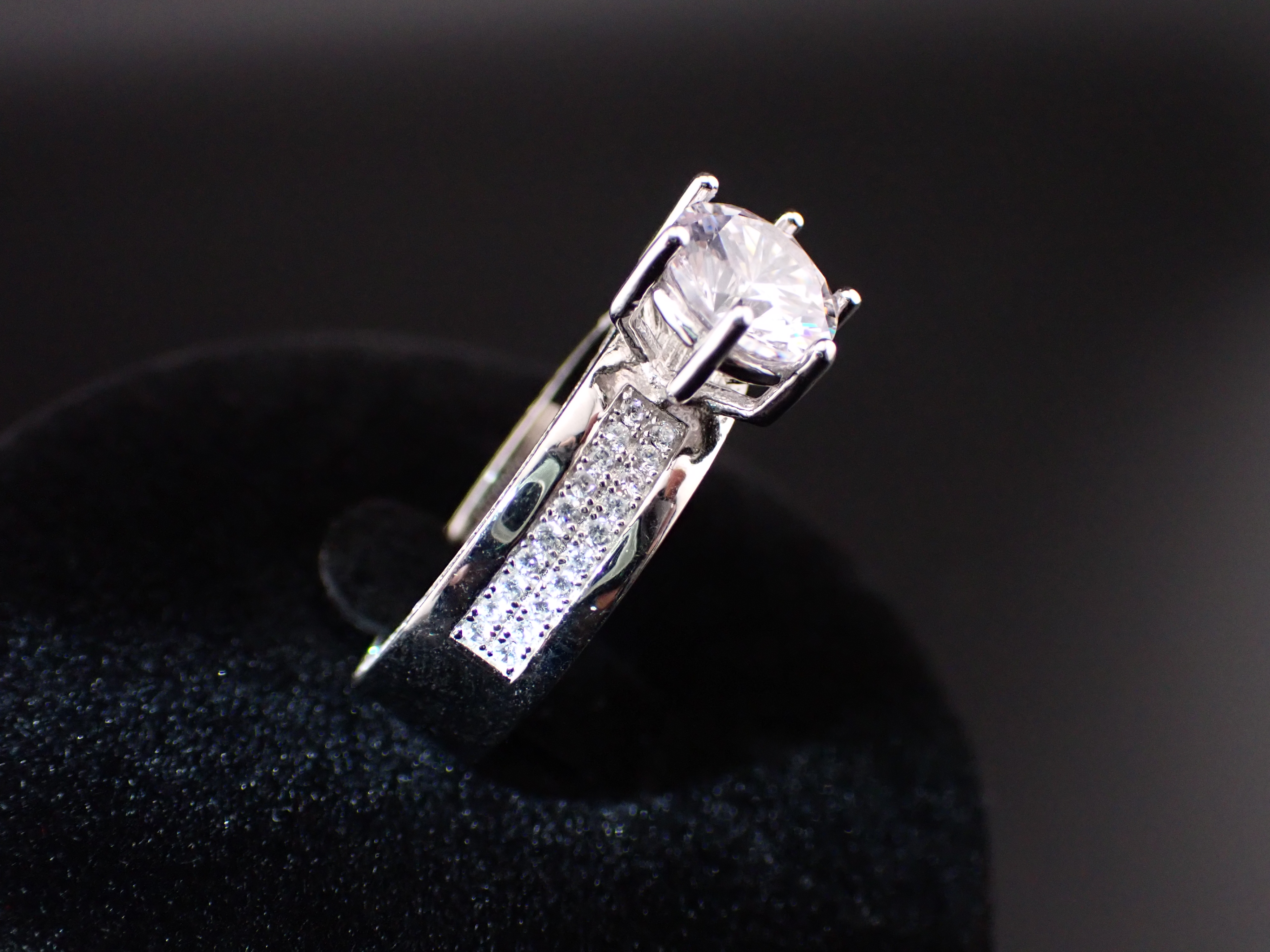 Stunning Ladies Sparkling Ring