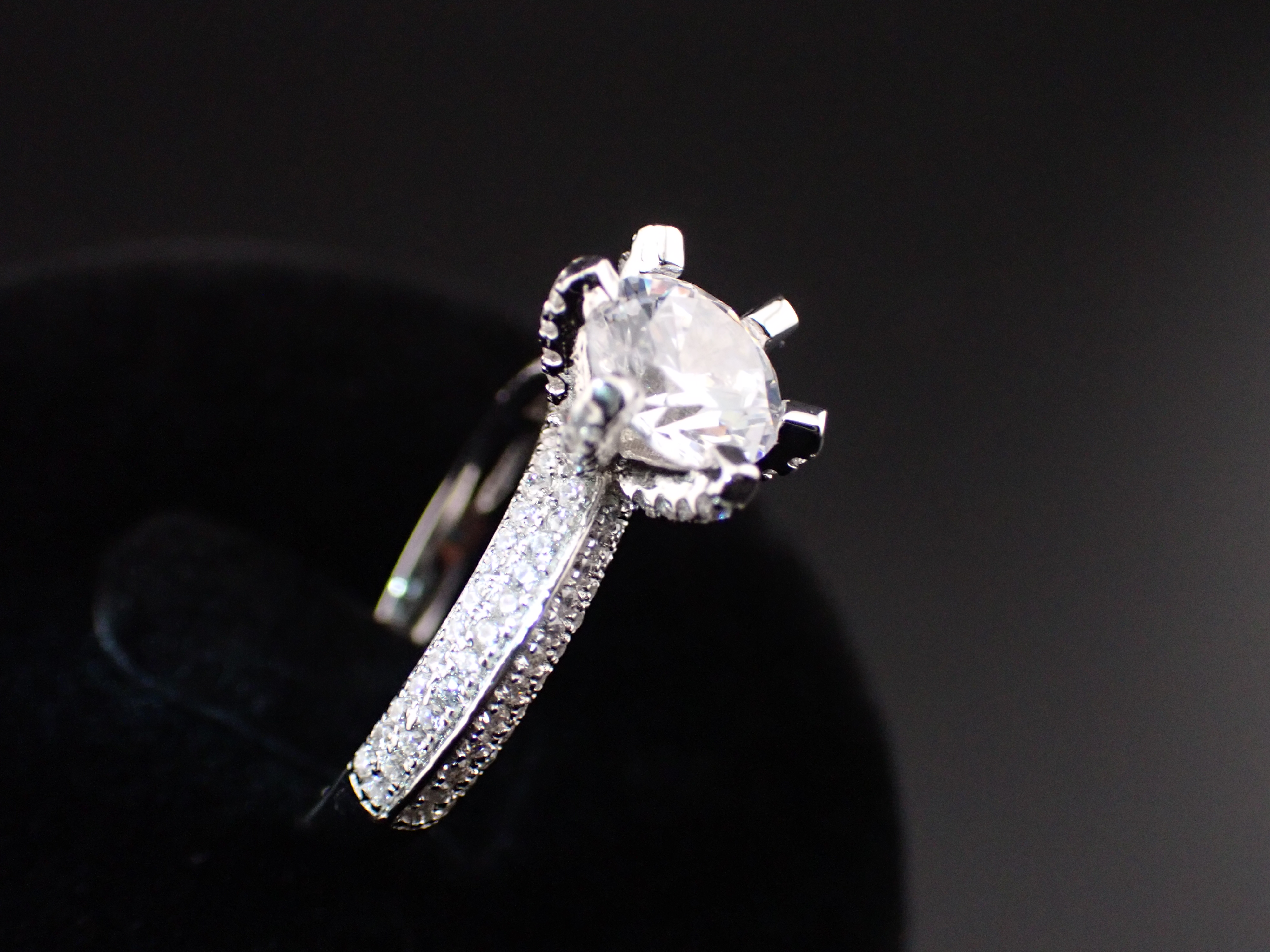 Exquisite Ladies Silver Ring