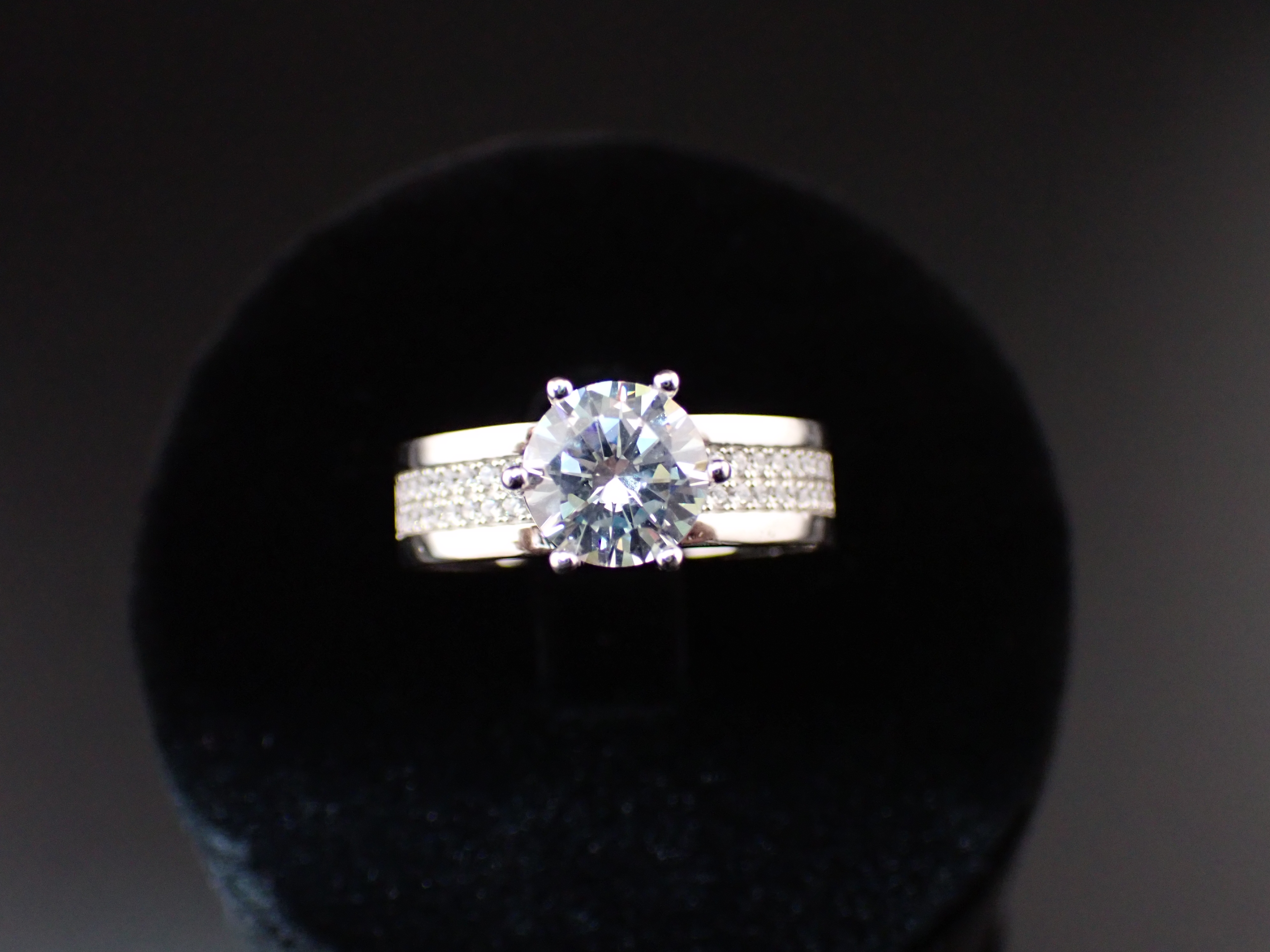 Stunning Ladies Sparkling Ring