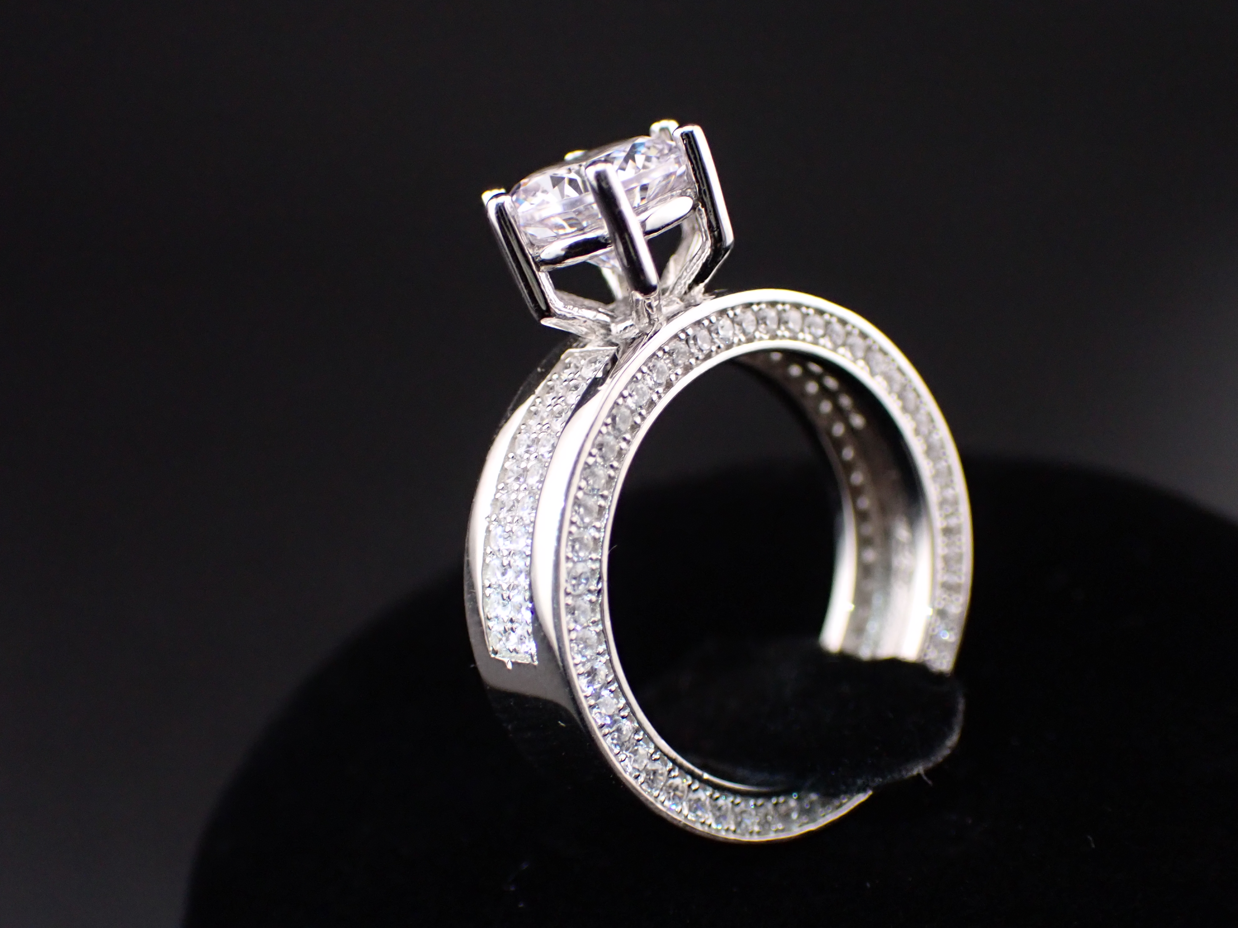 Stunning Ladies Sparkling Ring