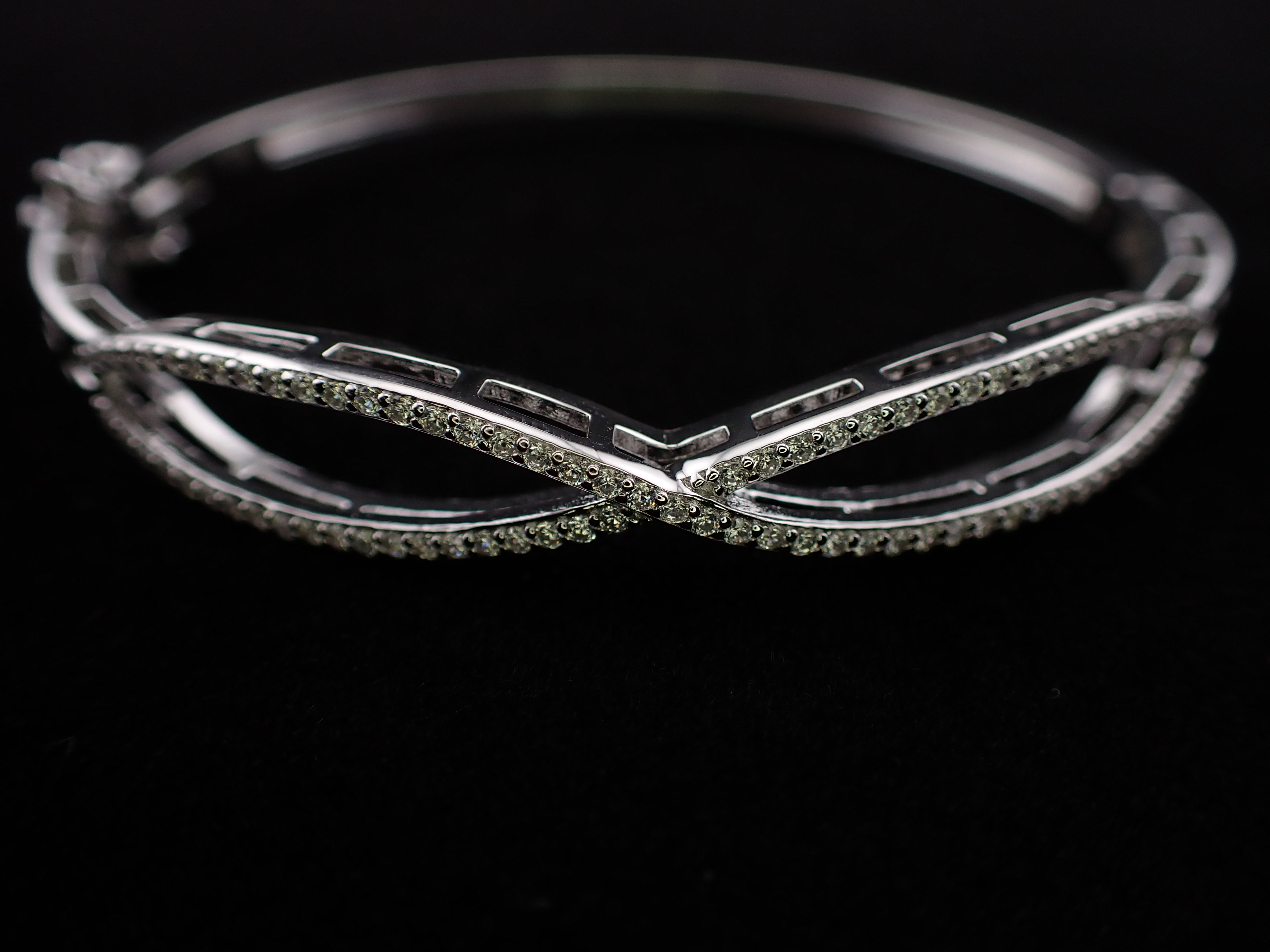 Elegant Silver Hinged Bangle