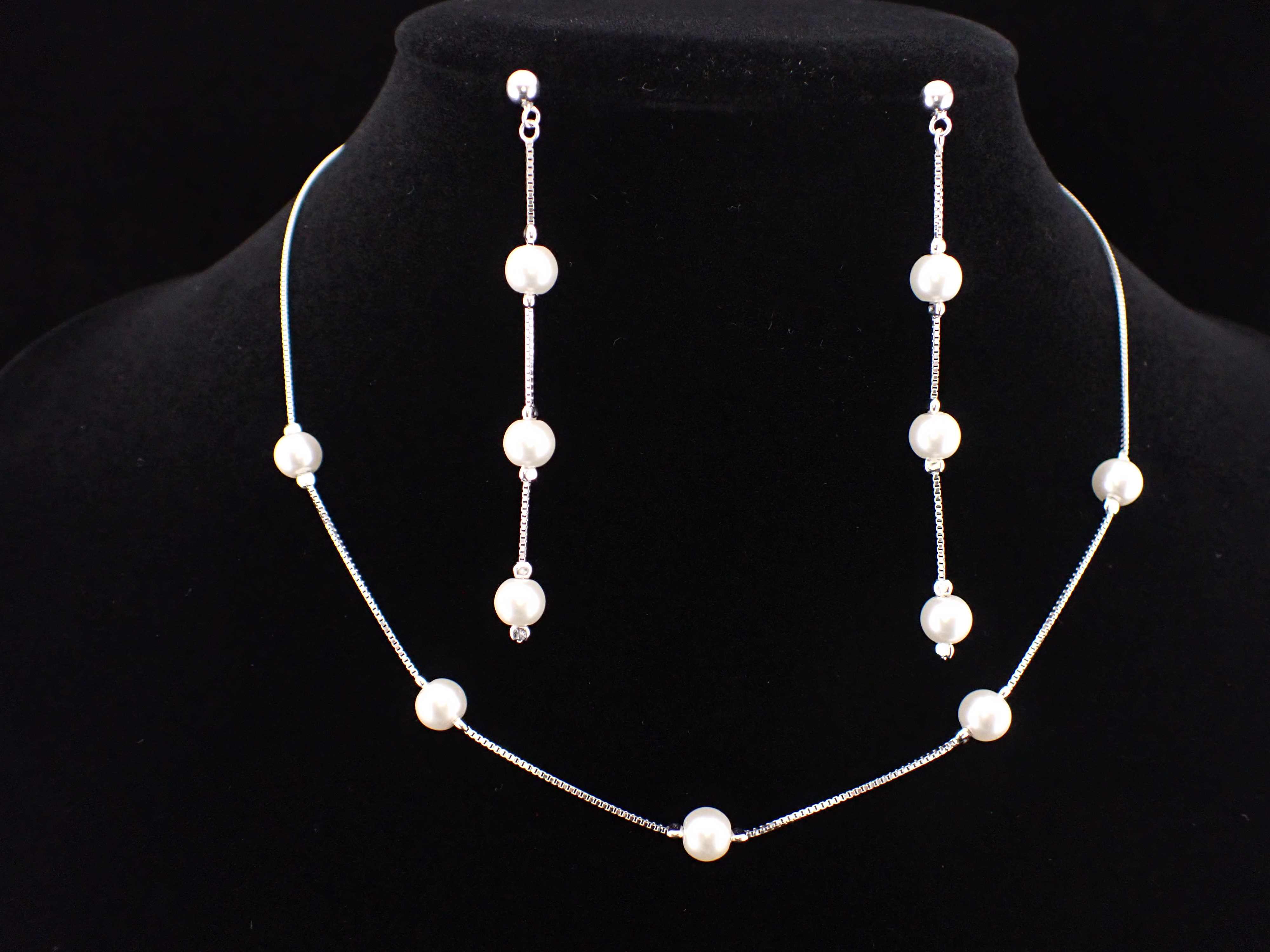 Beautiful White Bead Jewellery Set