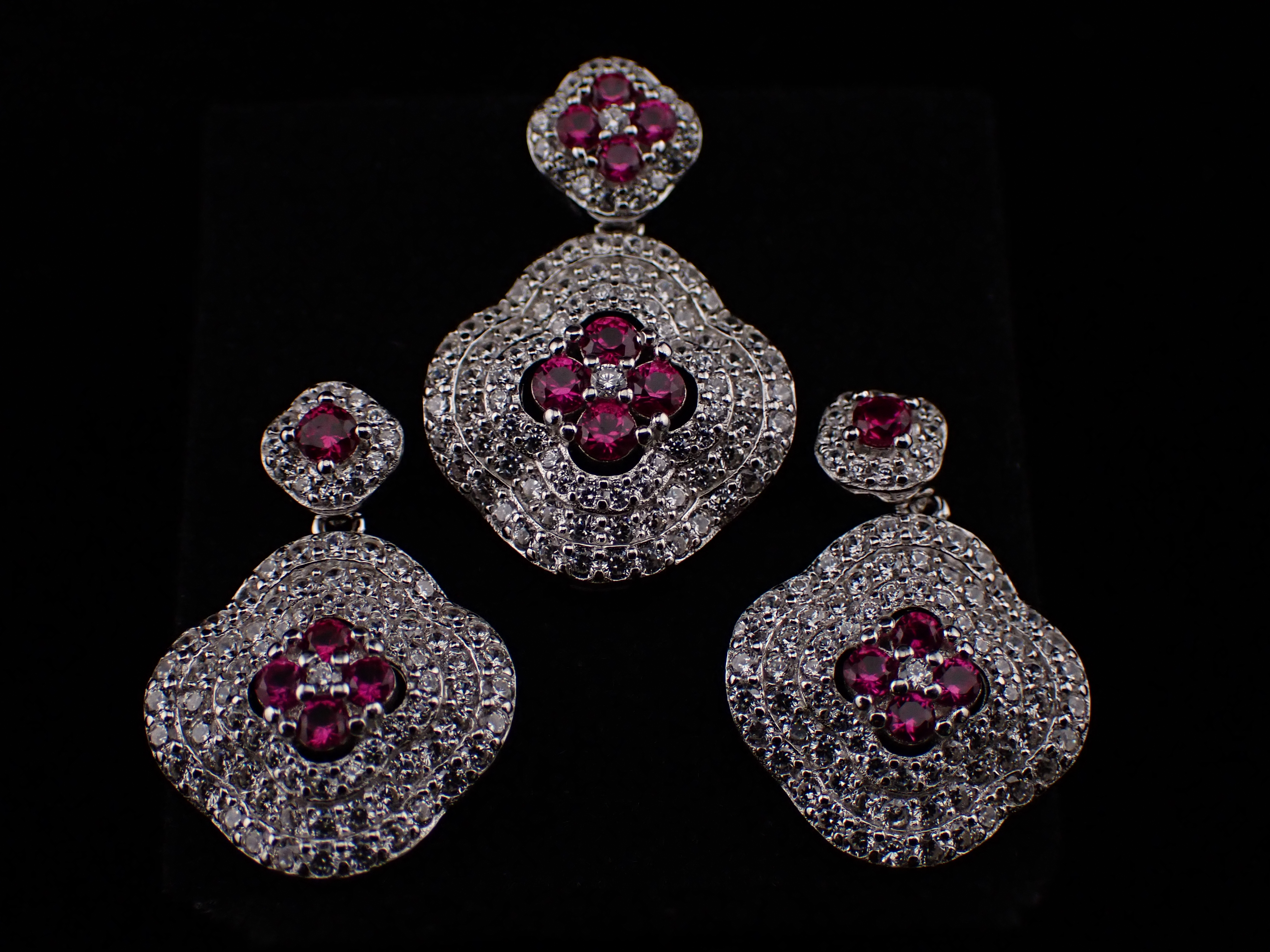 Glamorous Red Ice Pendant & Earrings Jewellery Set