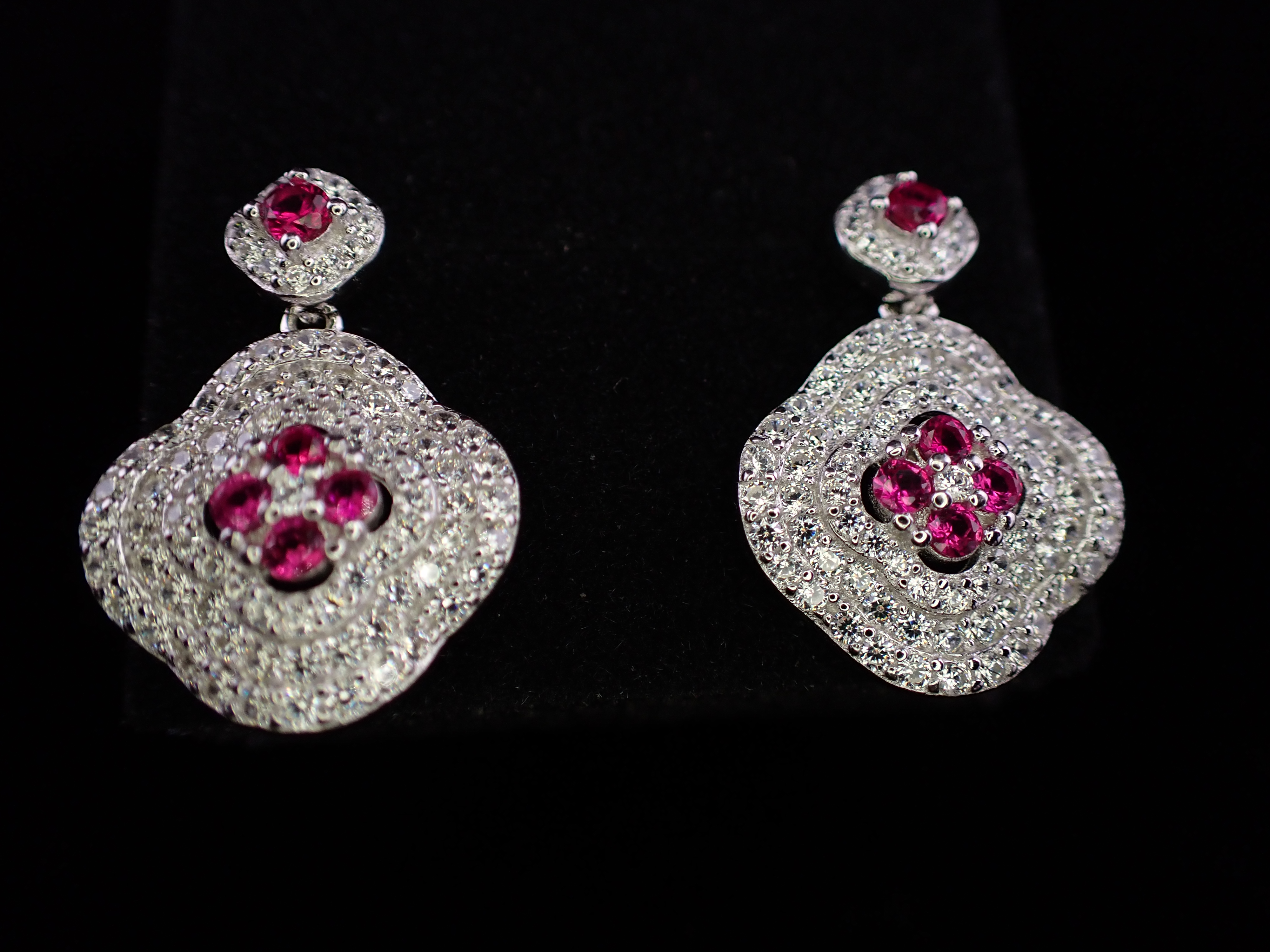 Glamorous Red Ice Pendant & Earrings Jewellery Set
