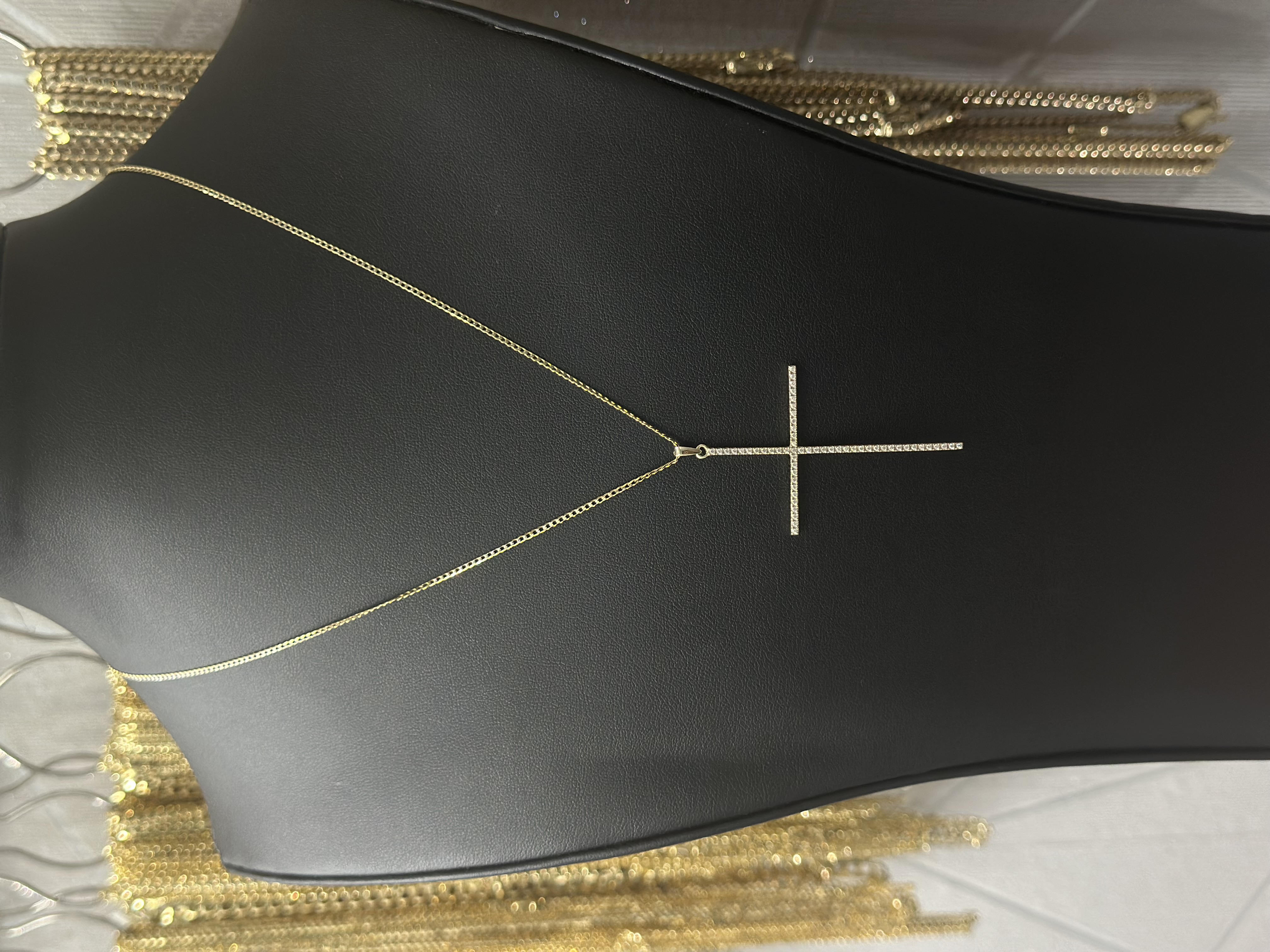 Collar dorado con cruz